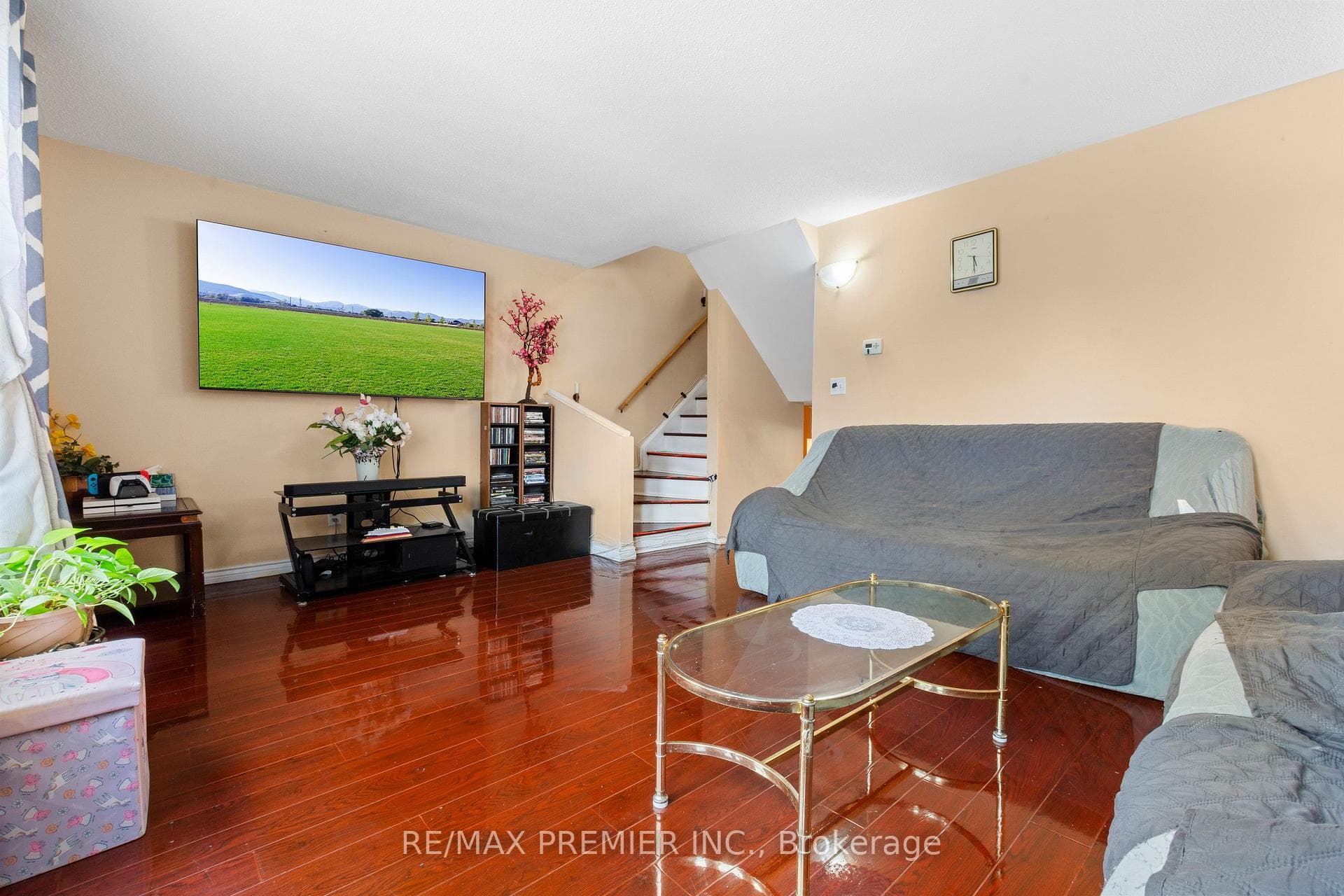 292- 1605 Albion Road — property photo