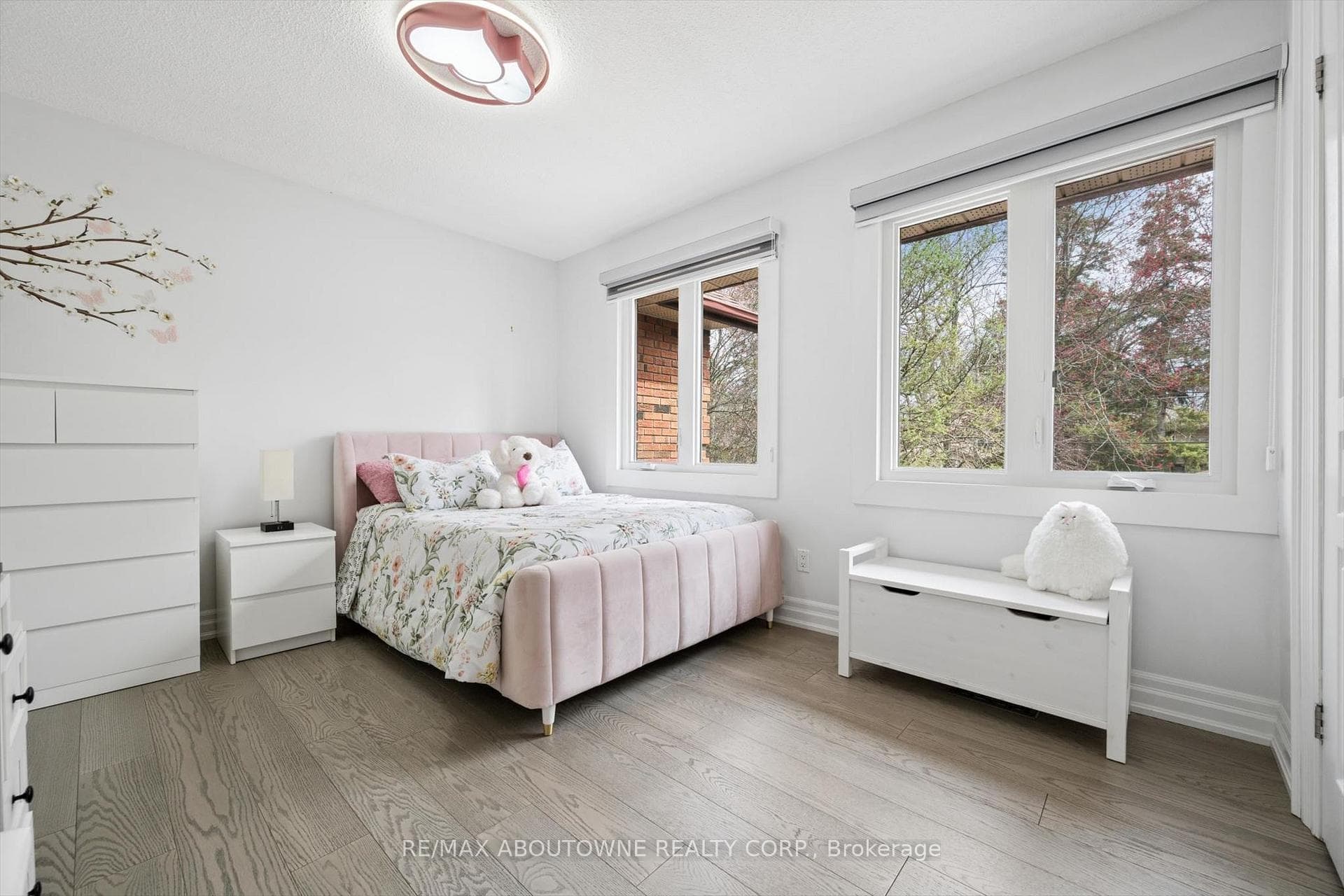 1194 Queen Victoria Avenue — property photo