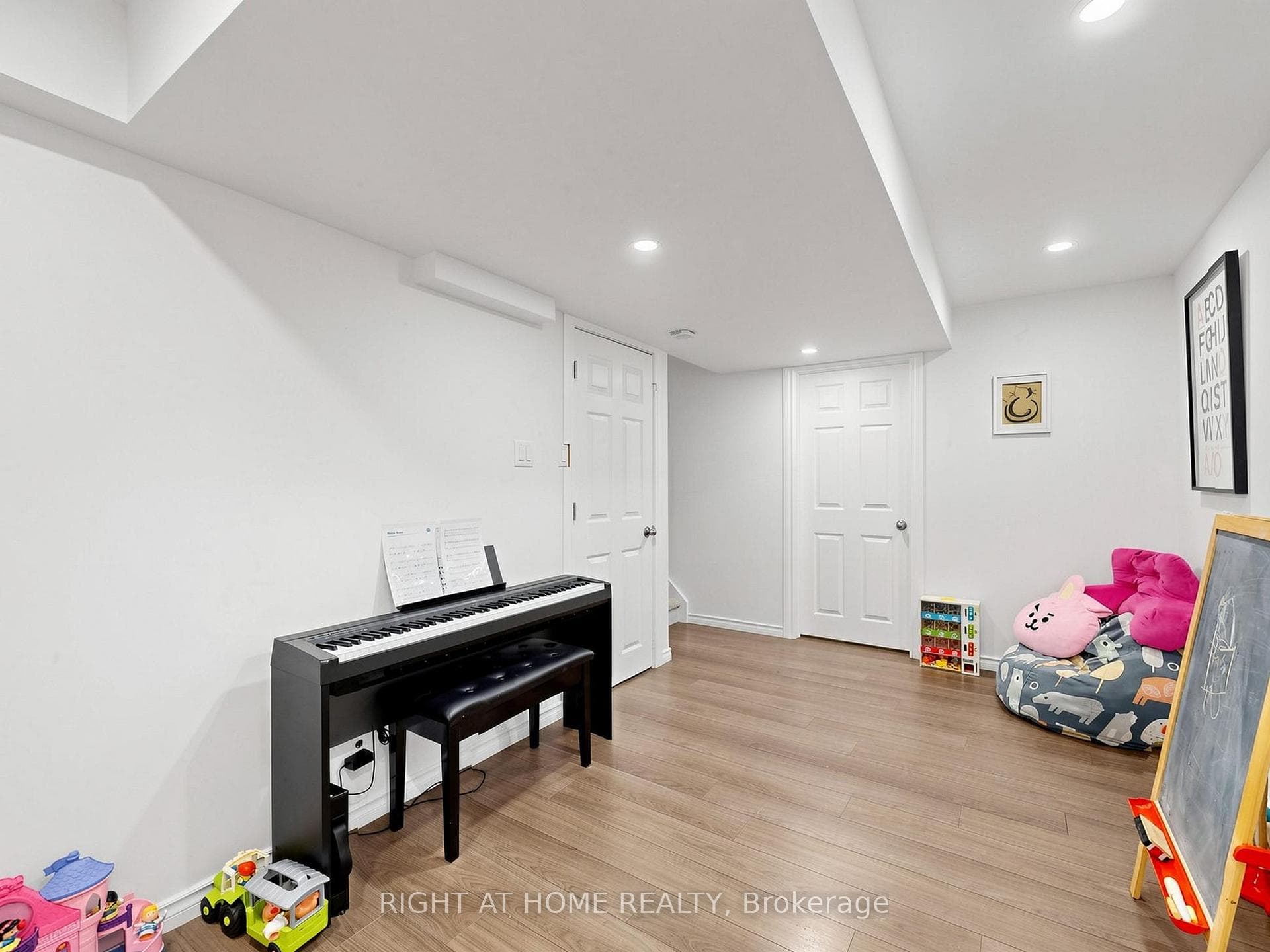 25 Teagarden Court — property photo