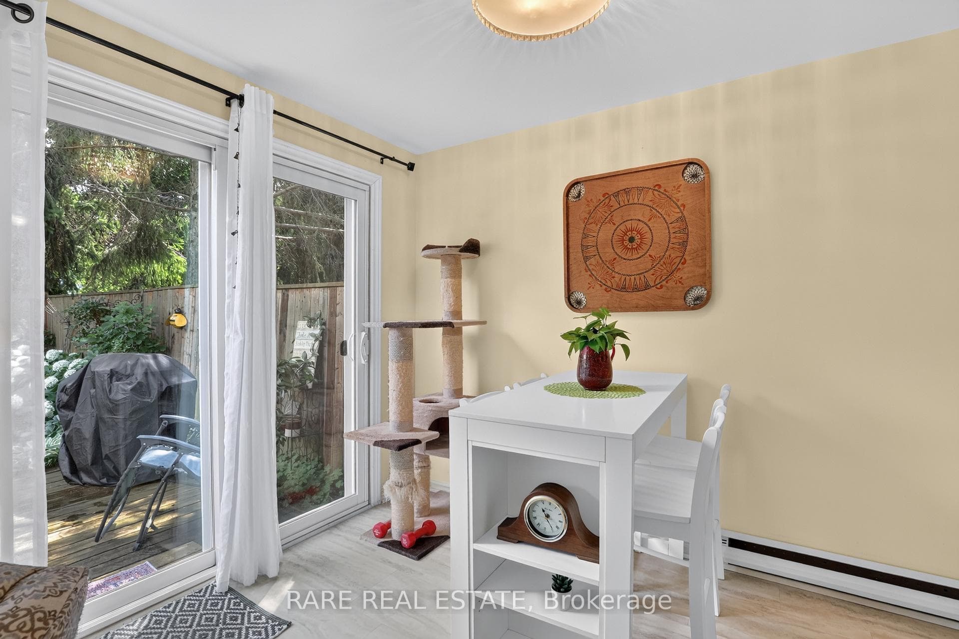 86 Mowat Crescent — property photo