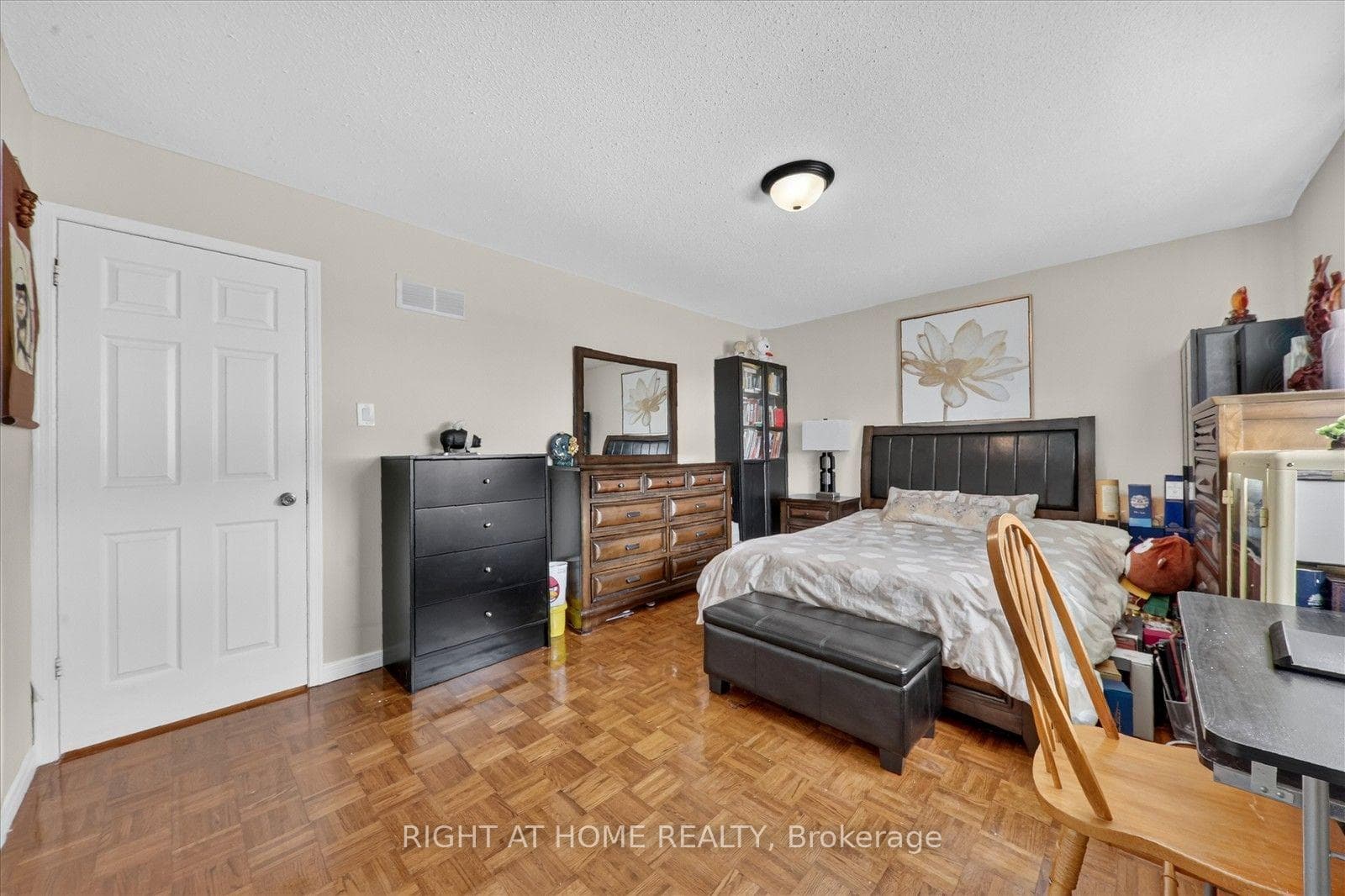 531 Wallenberg Crescent — property photo