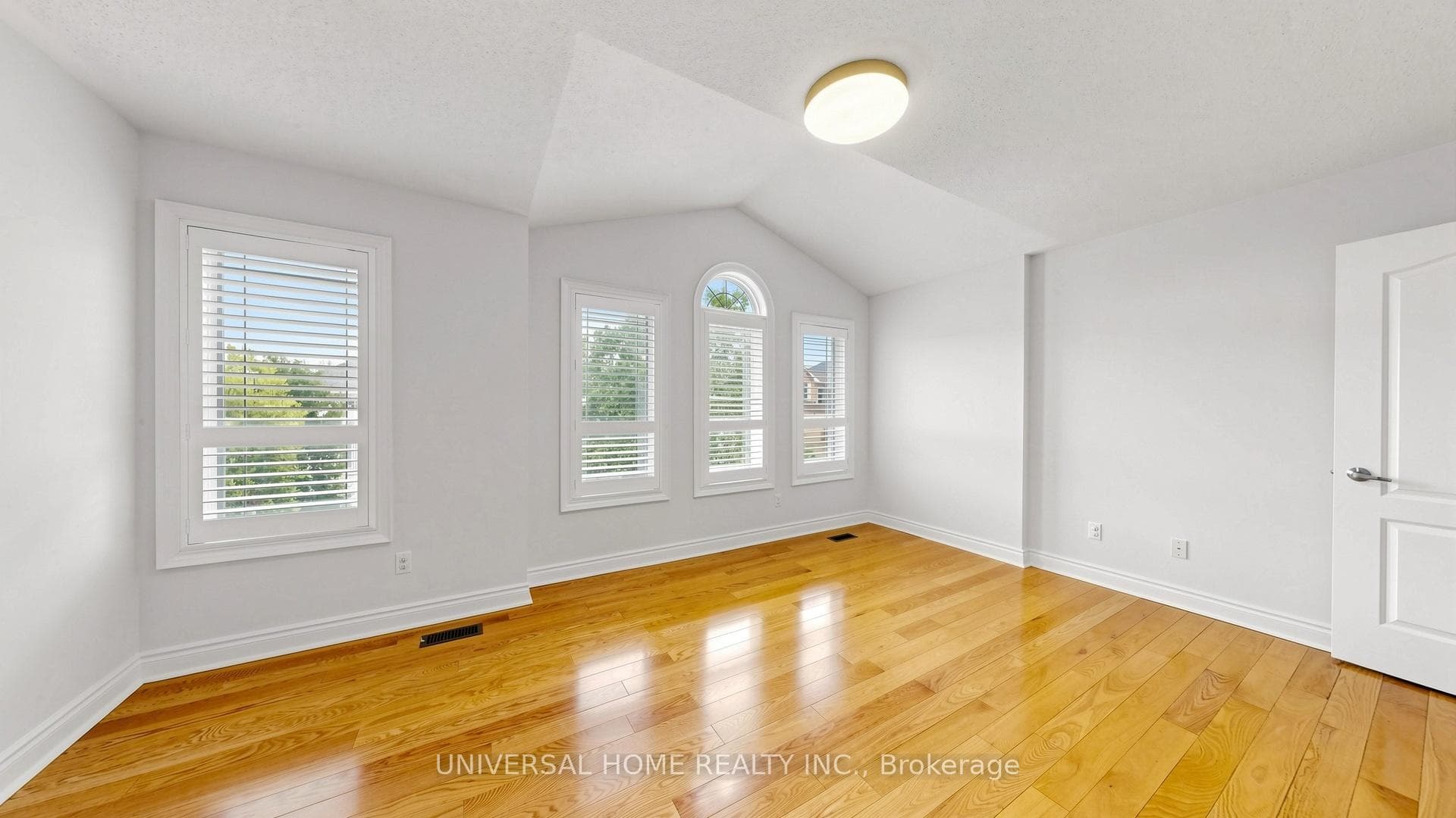 61 Aladdin Crescent — property photo