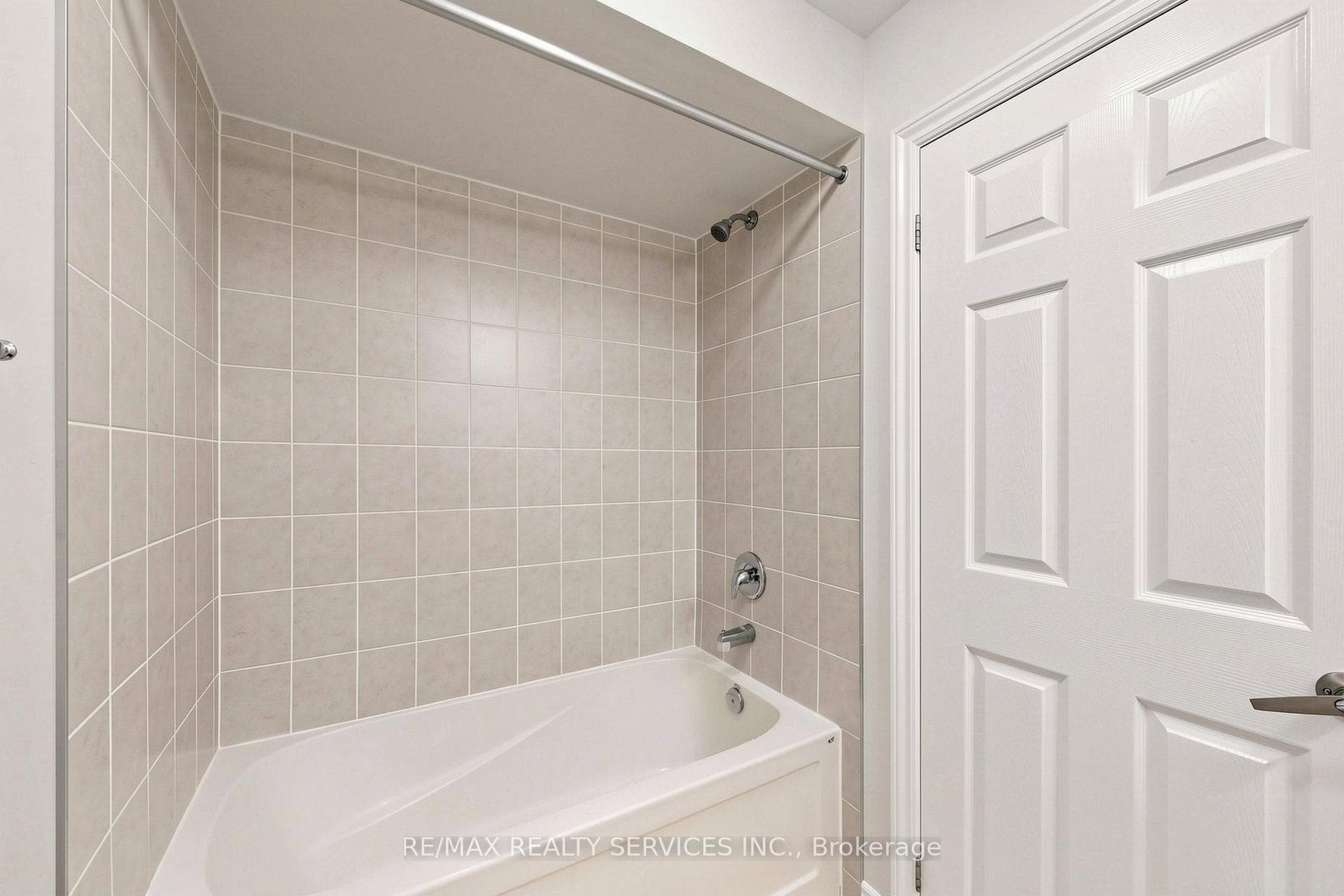 32 Agava Street — property photo