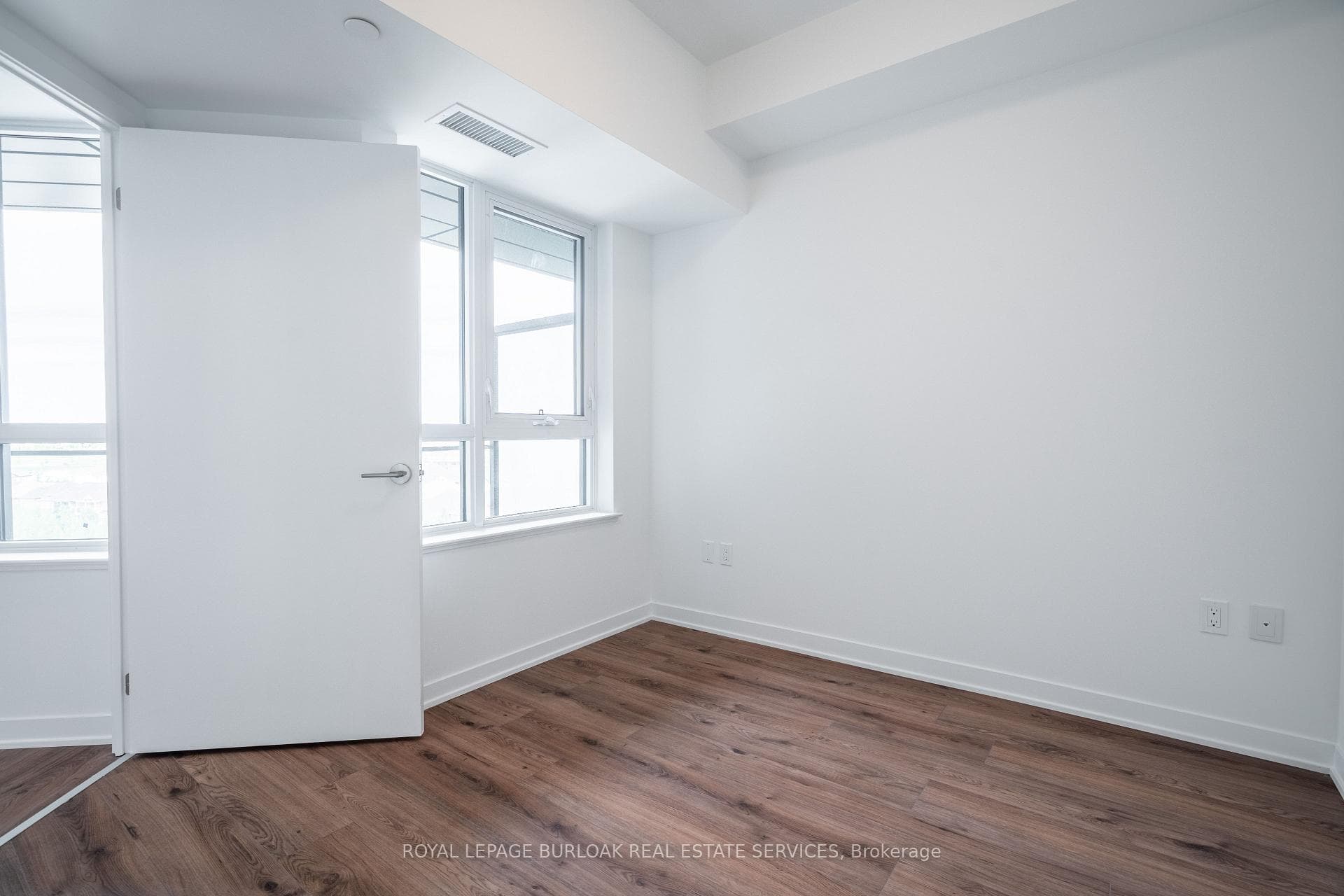 801- 395 Dundas Street — property photo