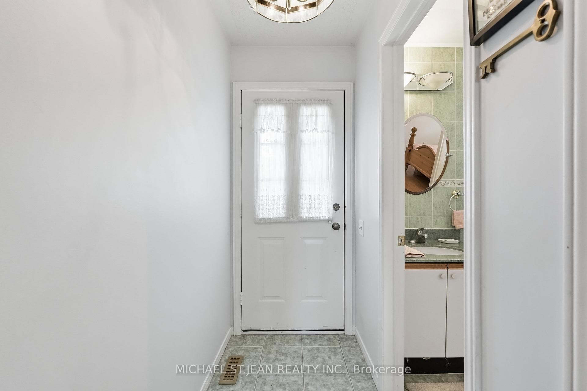 225 Silverbirch Boulevard — property photo