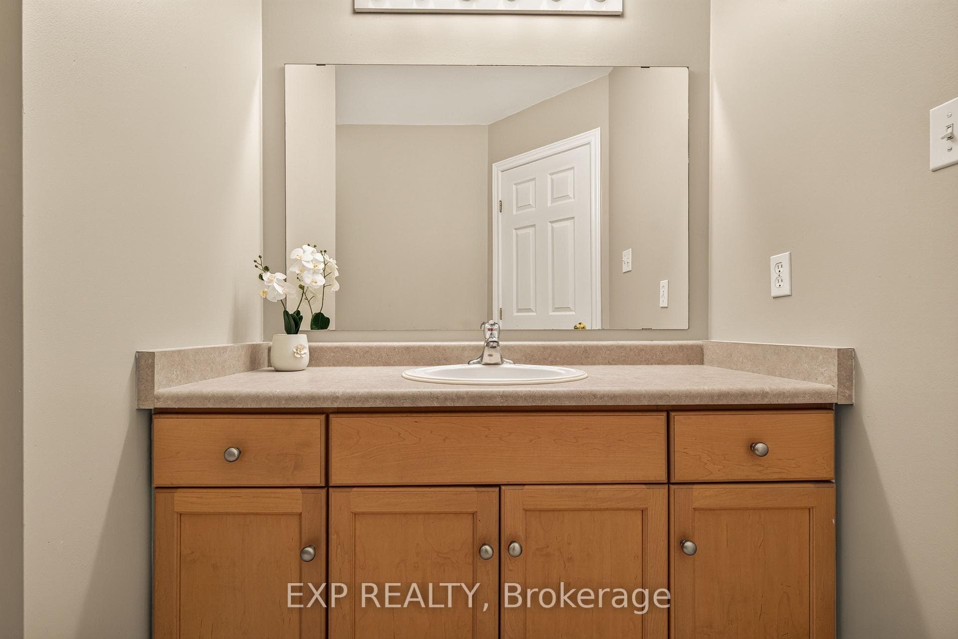 72 Etherington Crescent — property photo