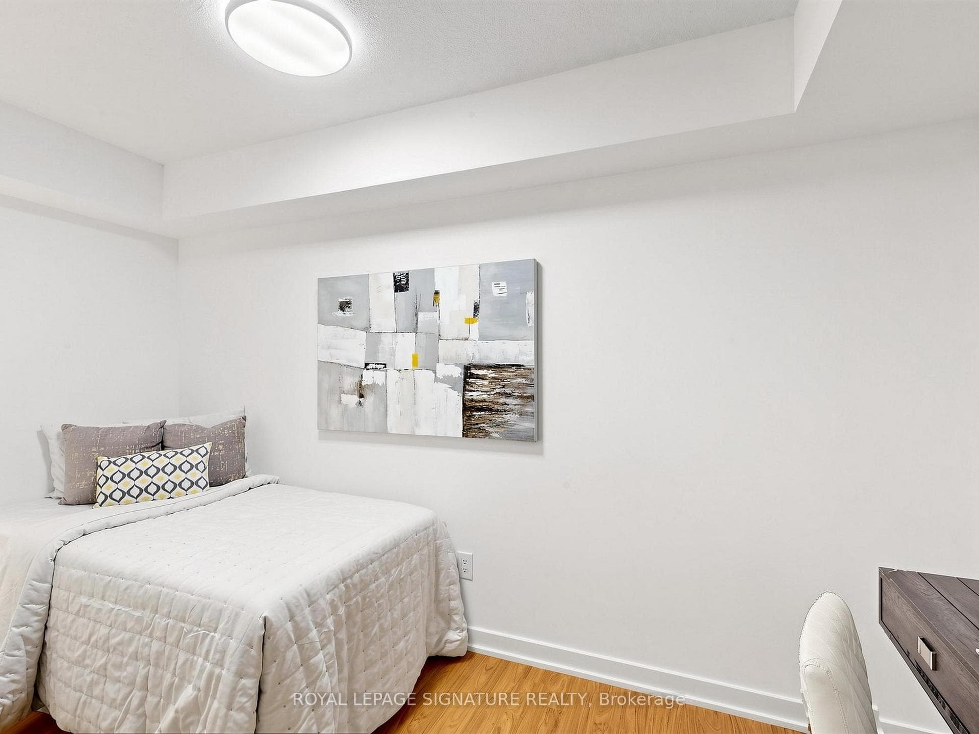 1211- 15 Singer Court — property photo