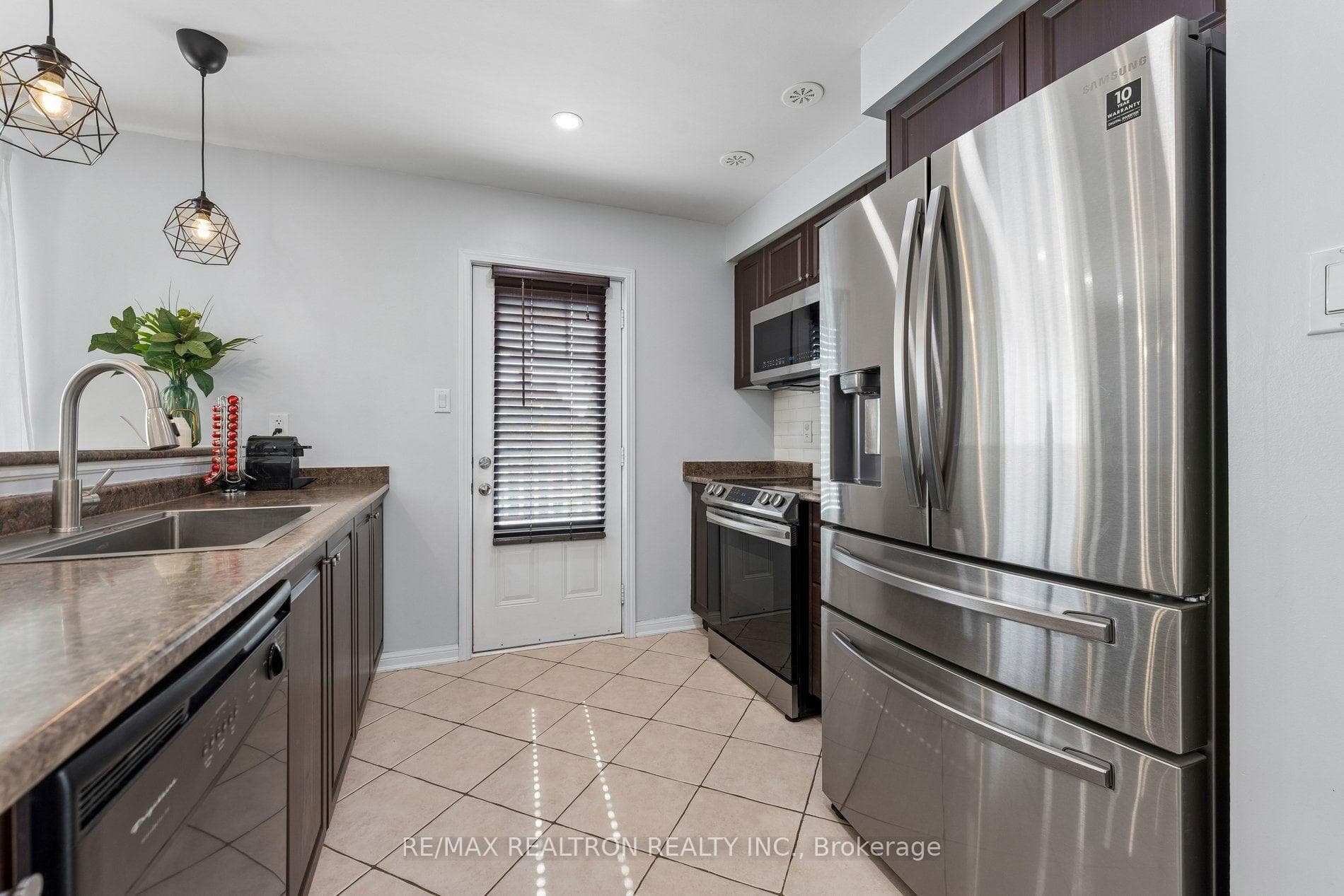 800 Fowles Court — property photo