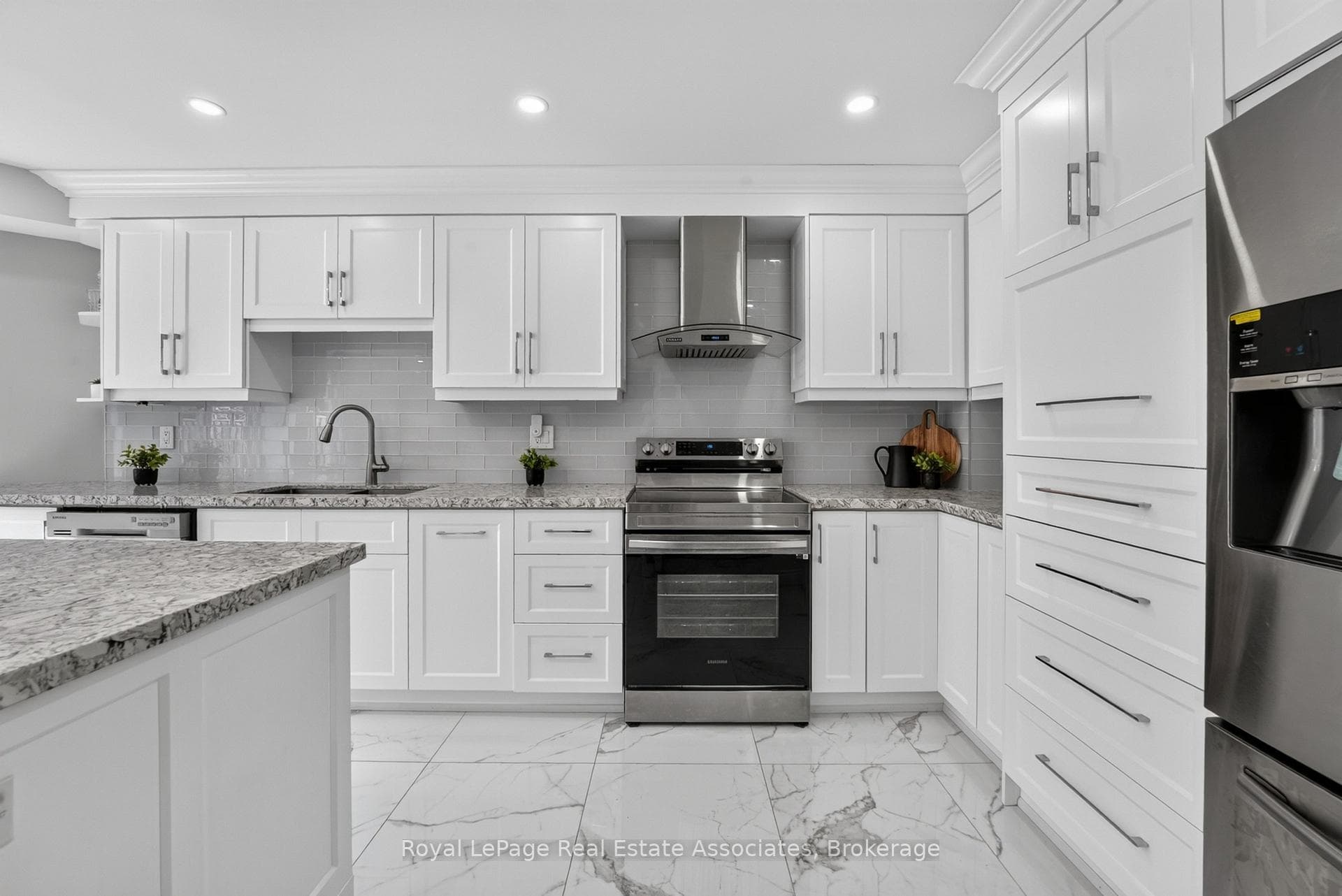 3346 Chartrand Crescent — property photo