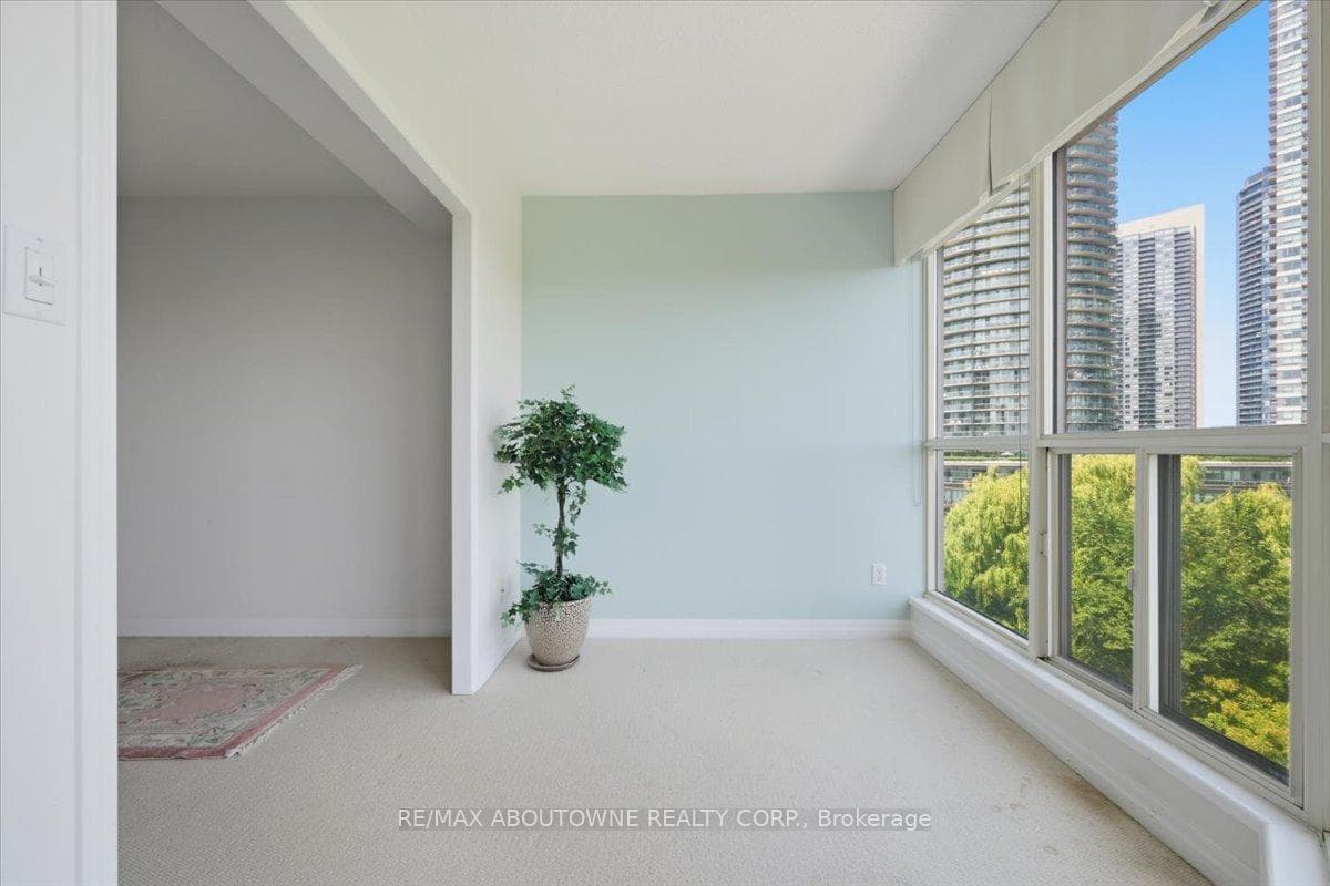 712- 2261 Lakeshore Boulevard — property photo