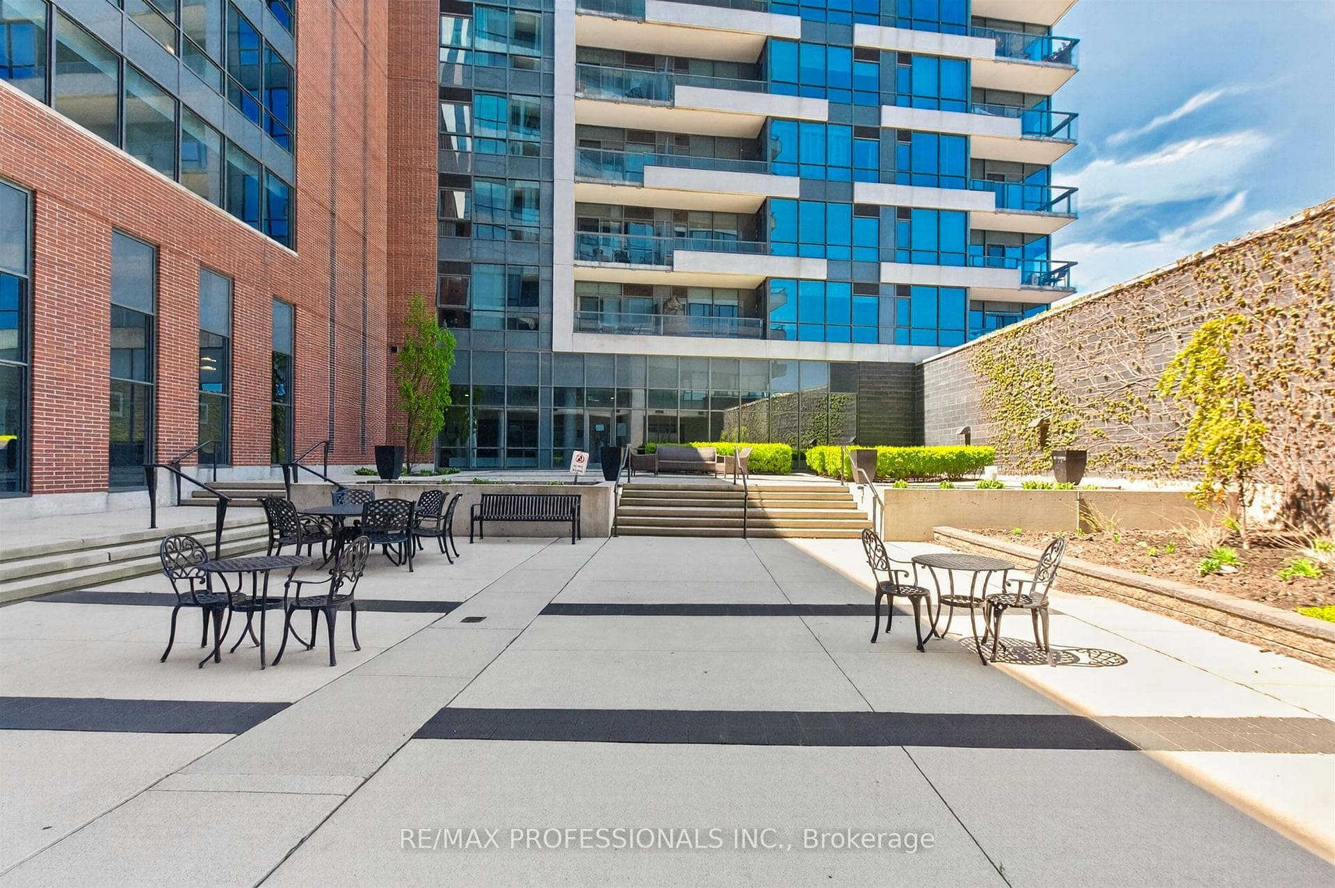 413- 1 Hurontario Street — property photo