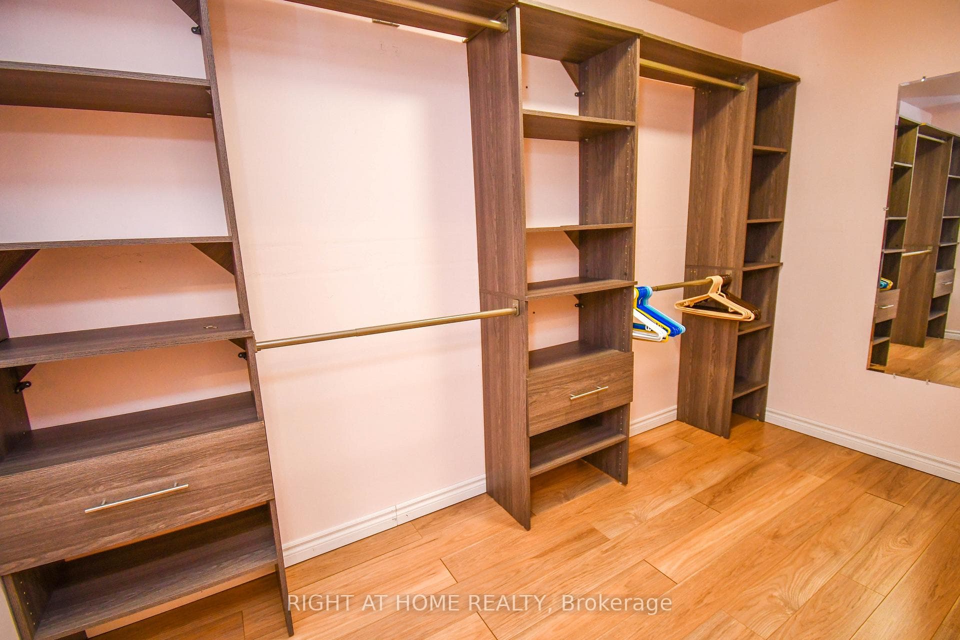 11 Thackeray Crescent — property photo
