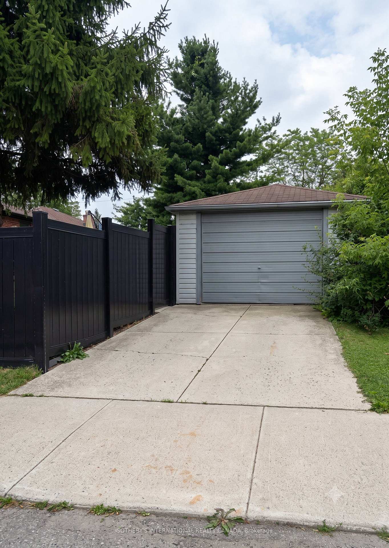 300 East 45th Street — property photo