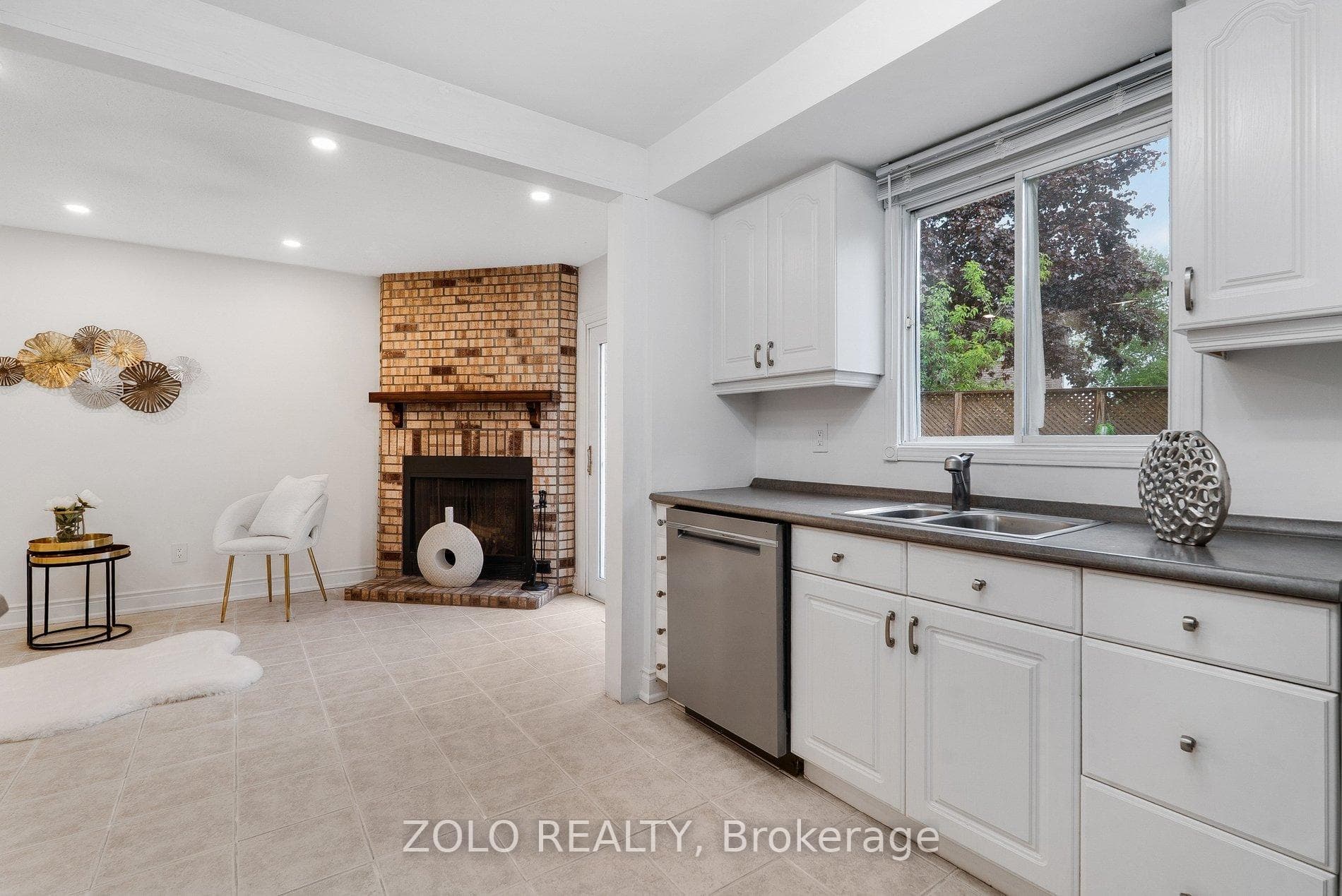 272 Elman Crescent — property photo