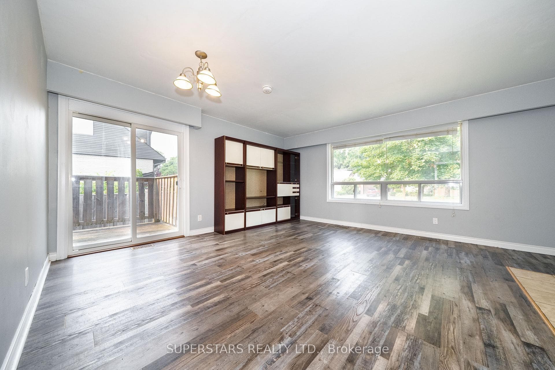 6 Meadowland Drive — property photo