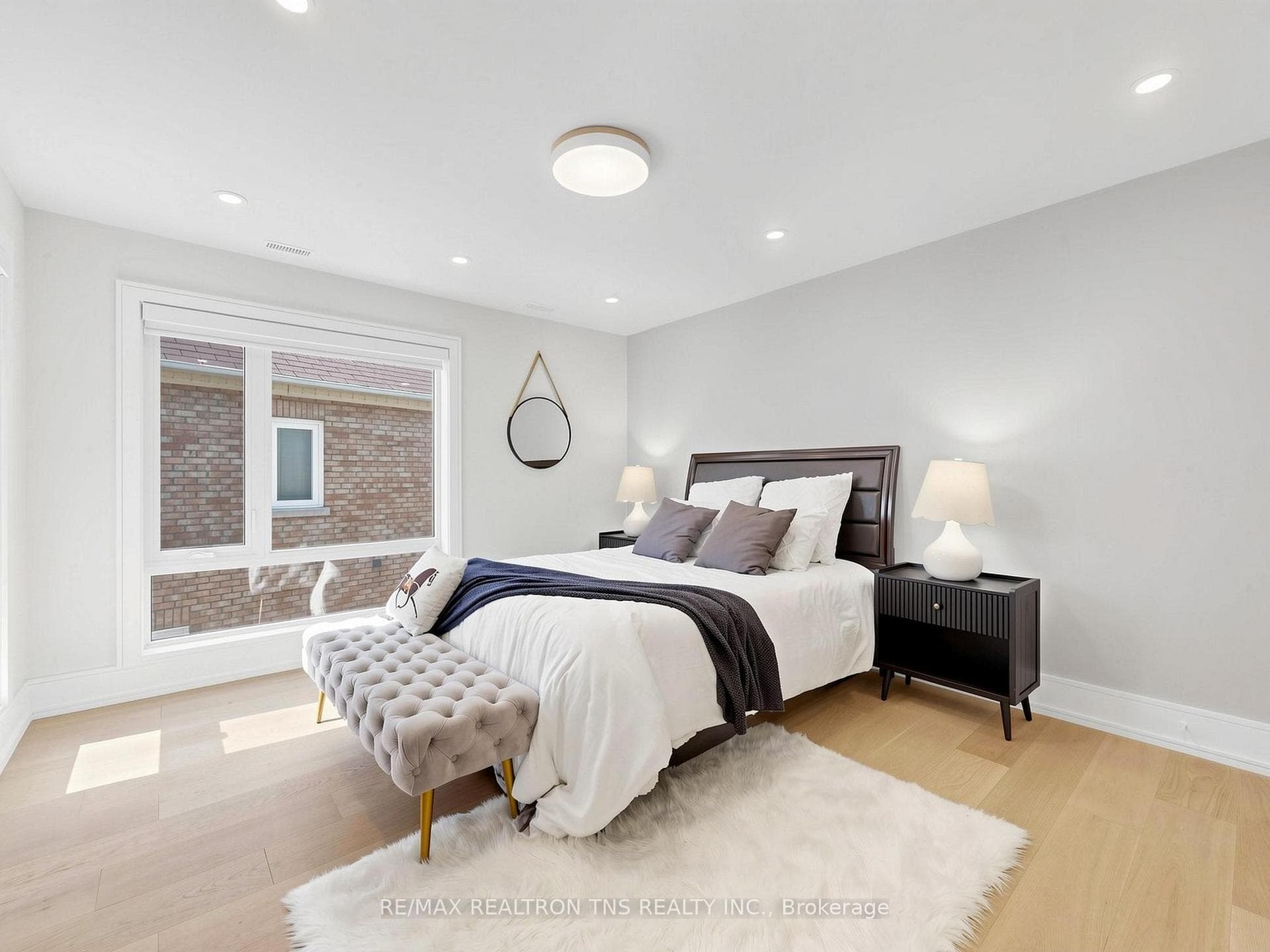 2 Eastgate Crescent — property photo