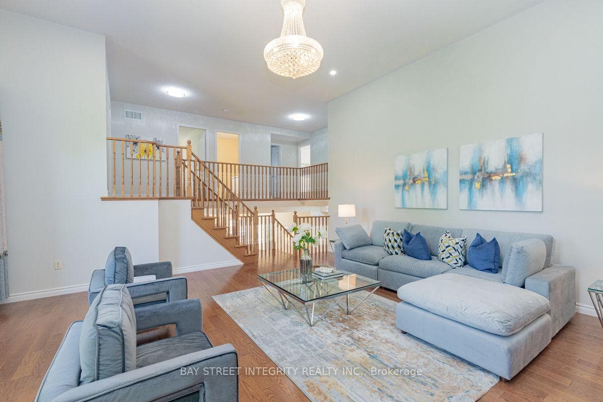 17 Weston Crescent — property photo