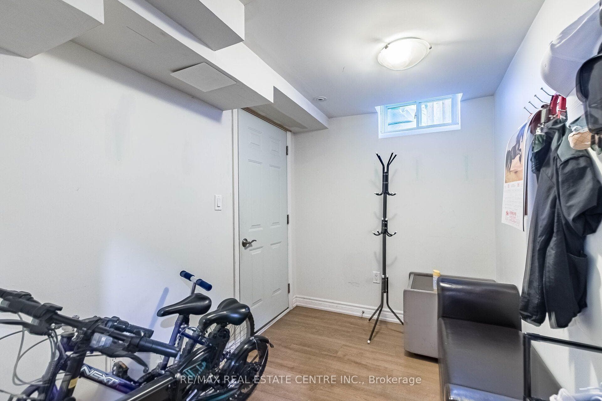 1571 Meadowfield Crescent — property photo