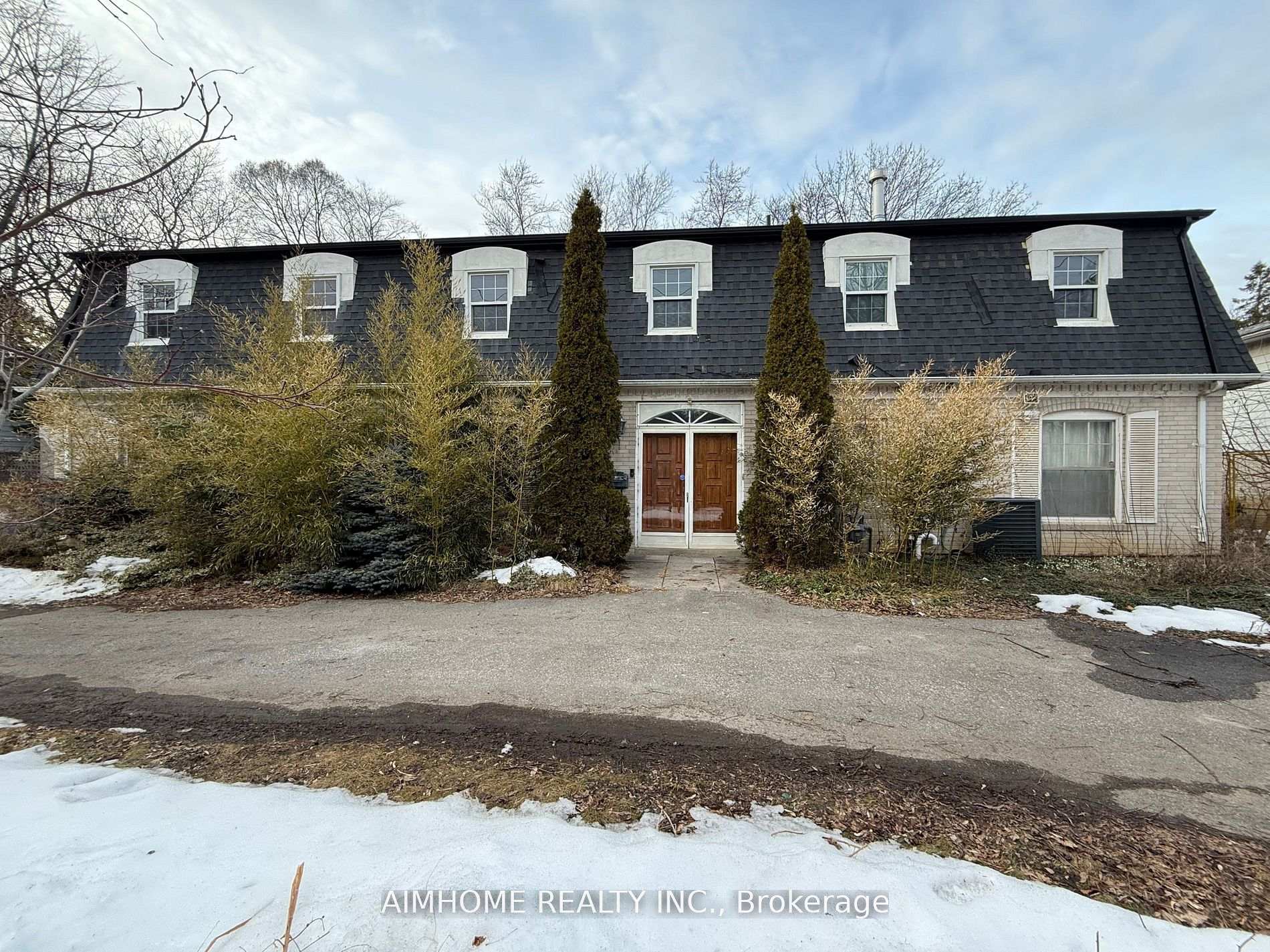 338 Steeles Avenue — property photo