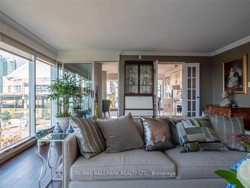 404- 251 Queens Quay — property photo