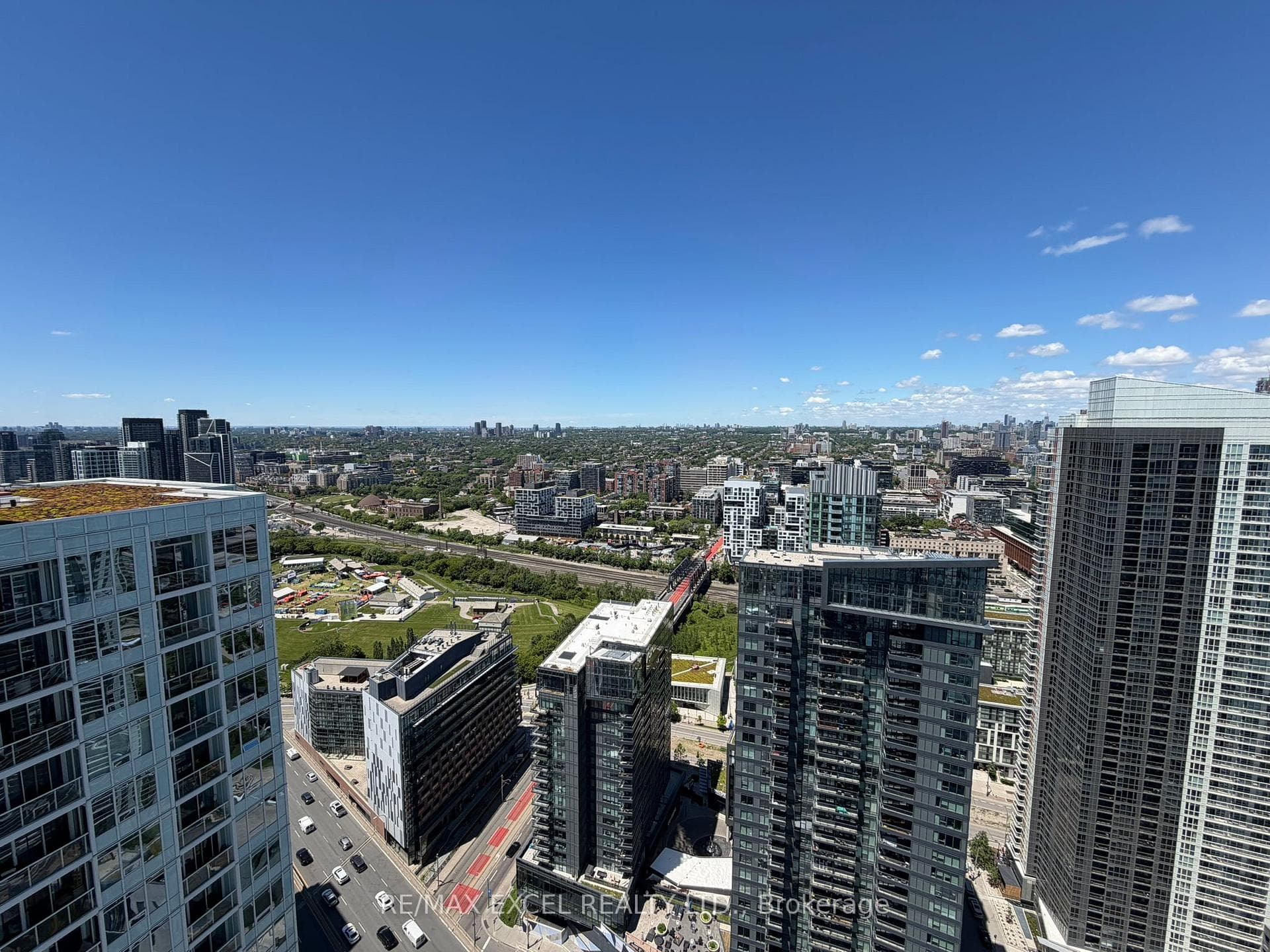 4606- 17 Bathurst Street — property photo