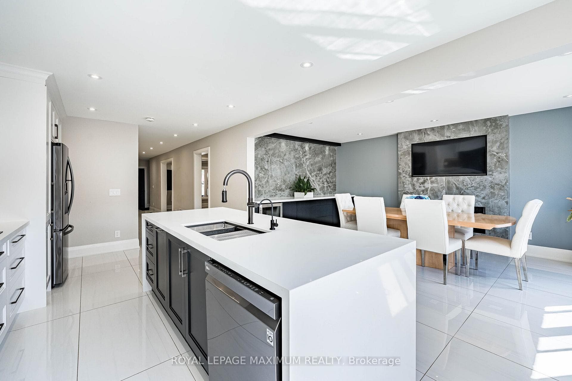 138 Jackman Crescent — property photo