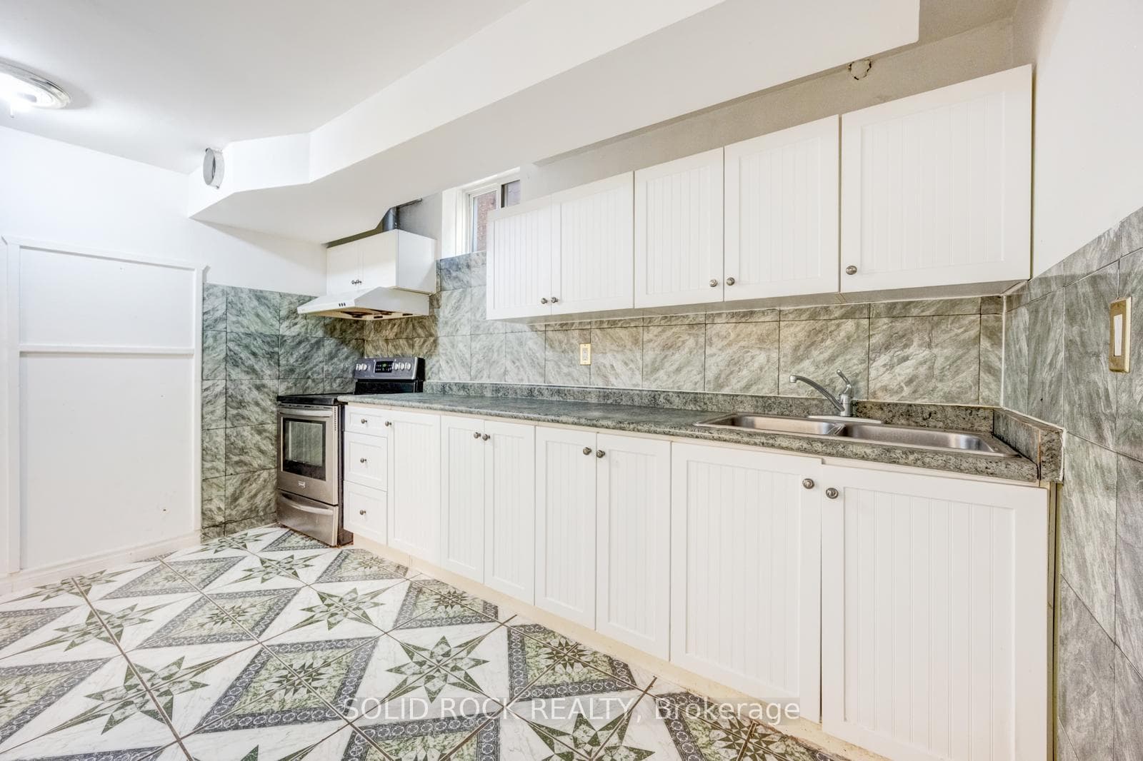 8 Gander Crescent — property photo