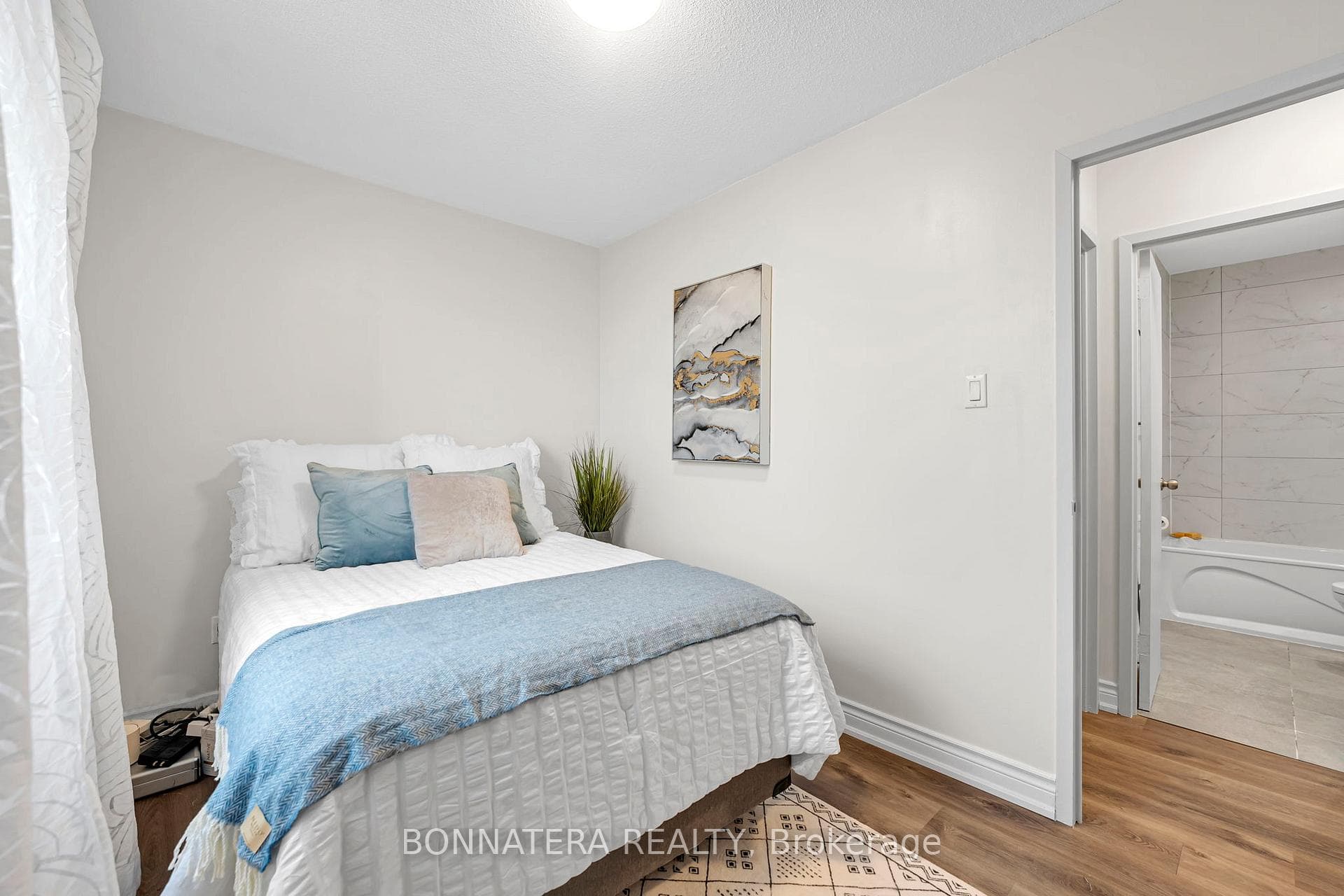 905- 3065 Queen Frederica Drive — property photo
