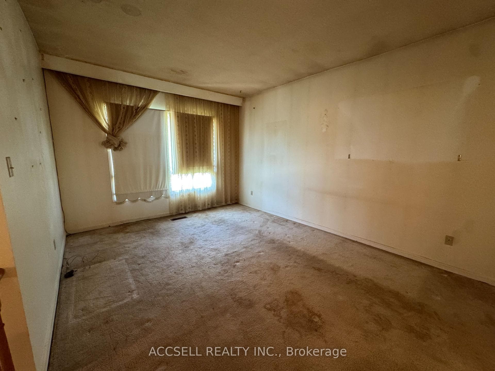 2439 Frayne Court — property photo