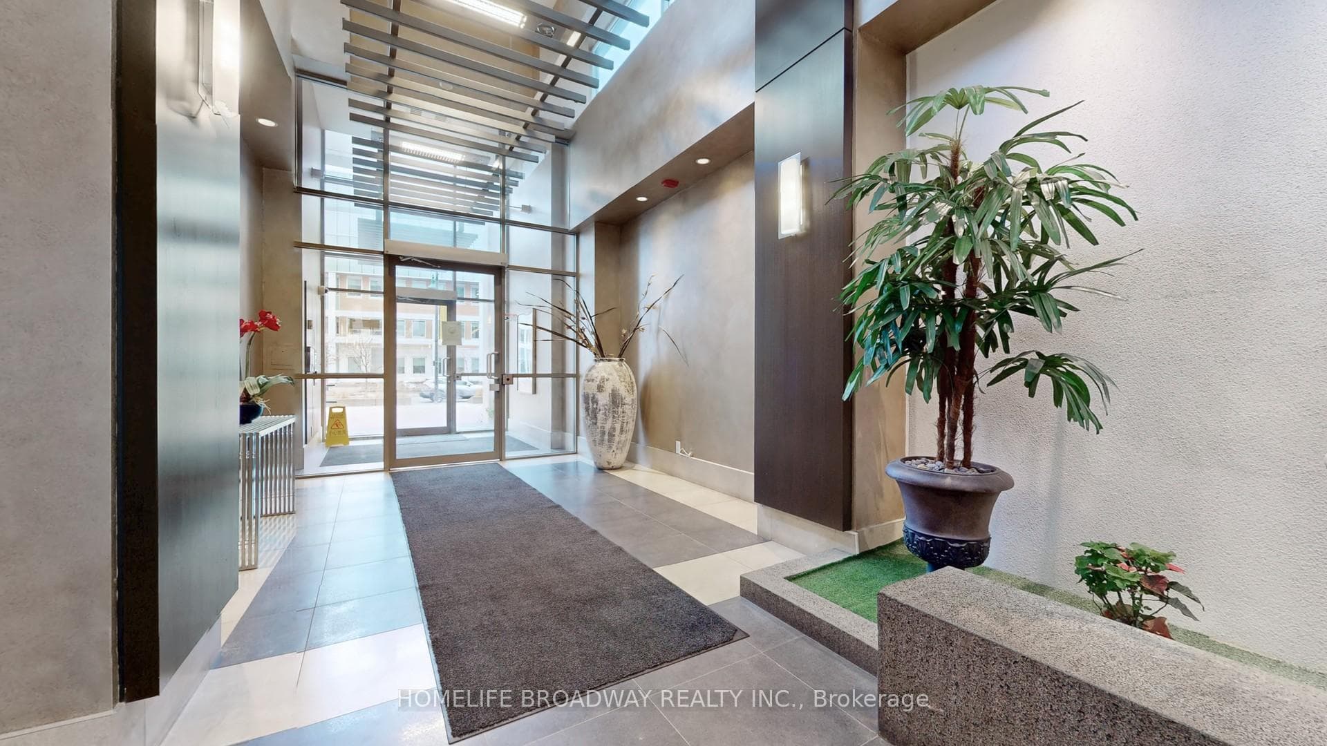 806- 1 Upper Duke Crescent — property photo