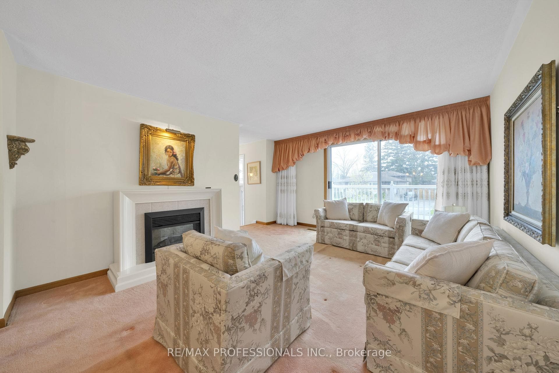 1877 Silverberry Crescent — property photo