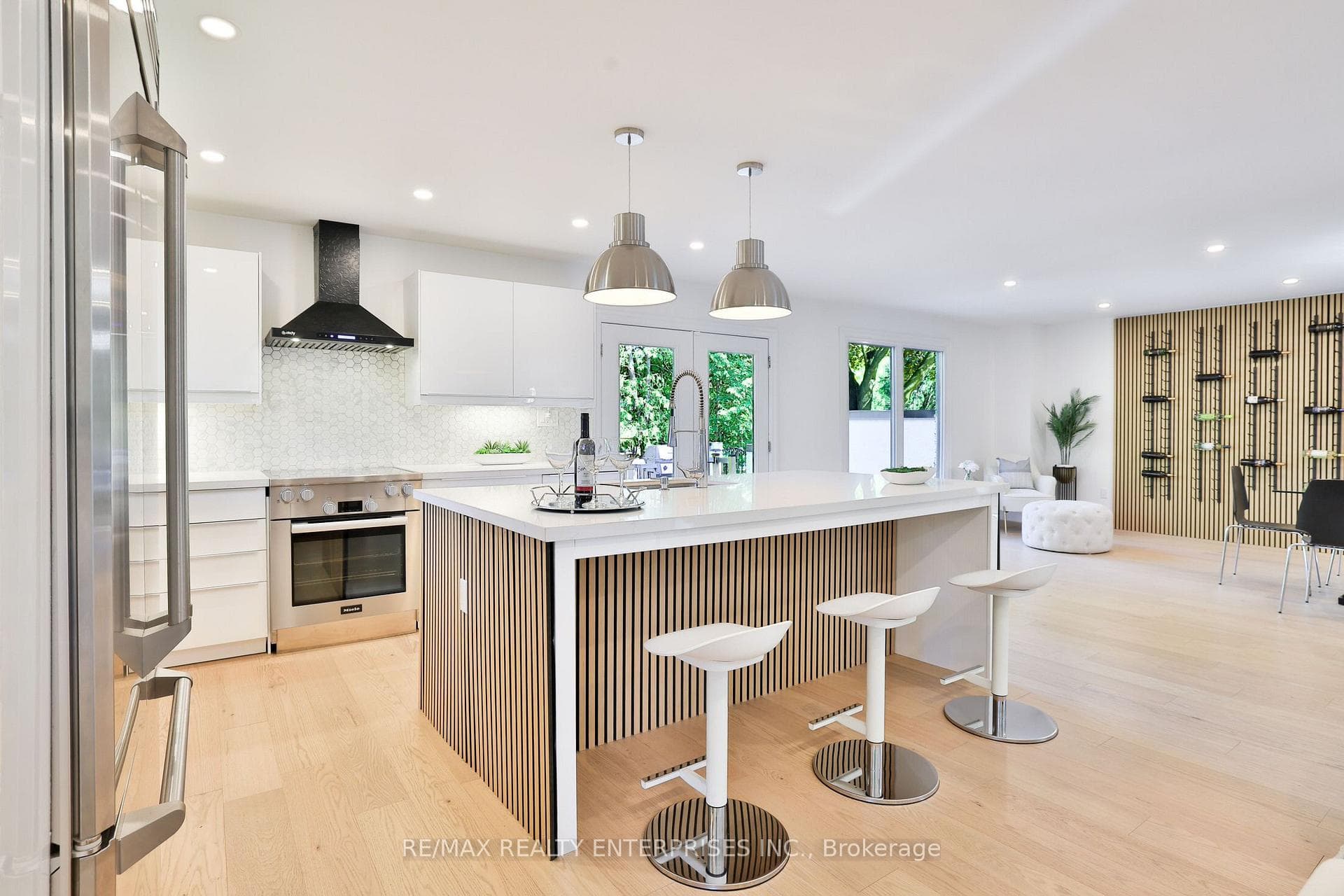 625 Sir Richards Road — property photo