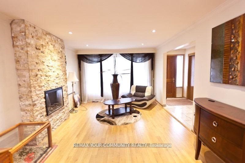8 Stanwood Crescent — property photo