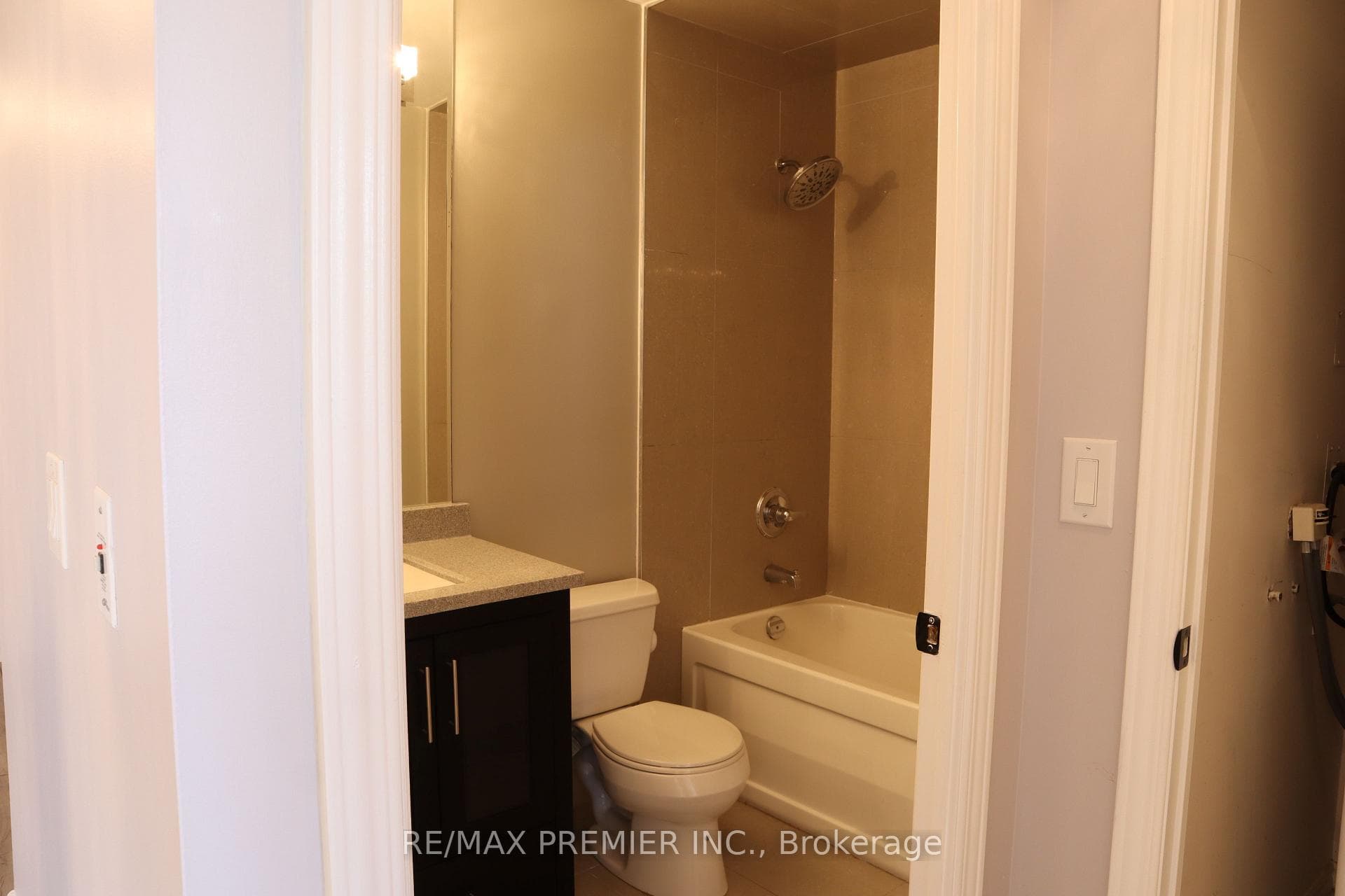 1506- 9225 Jane Street — property photo