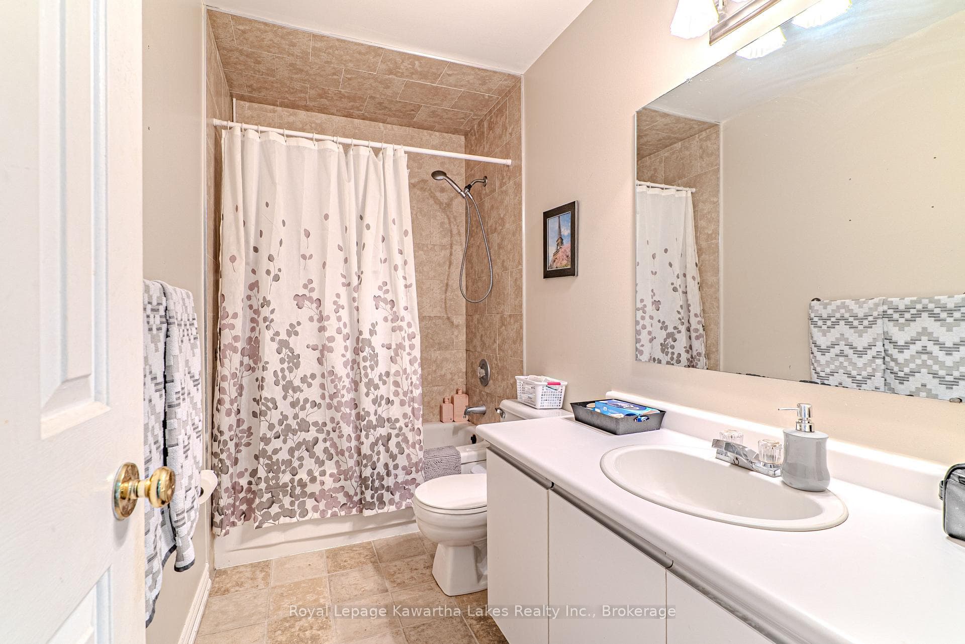 38 Lipton Crescent — property photo