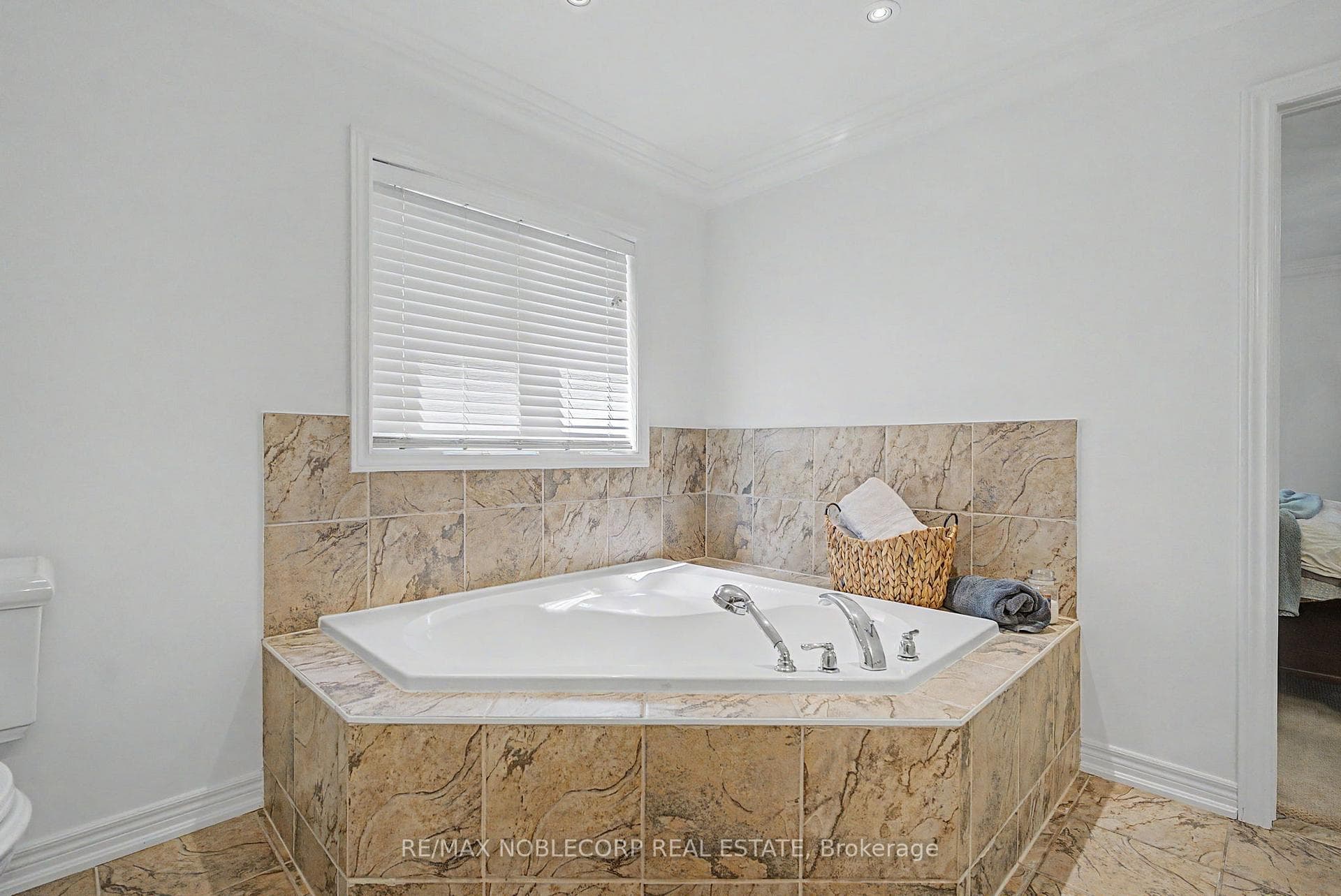 68 Meadowglen Boulevard — property photo