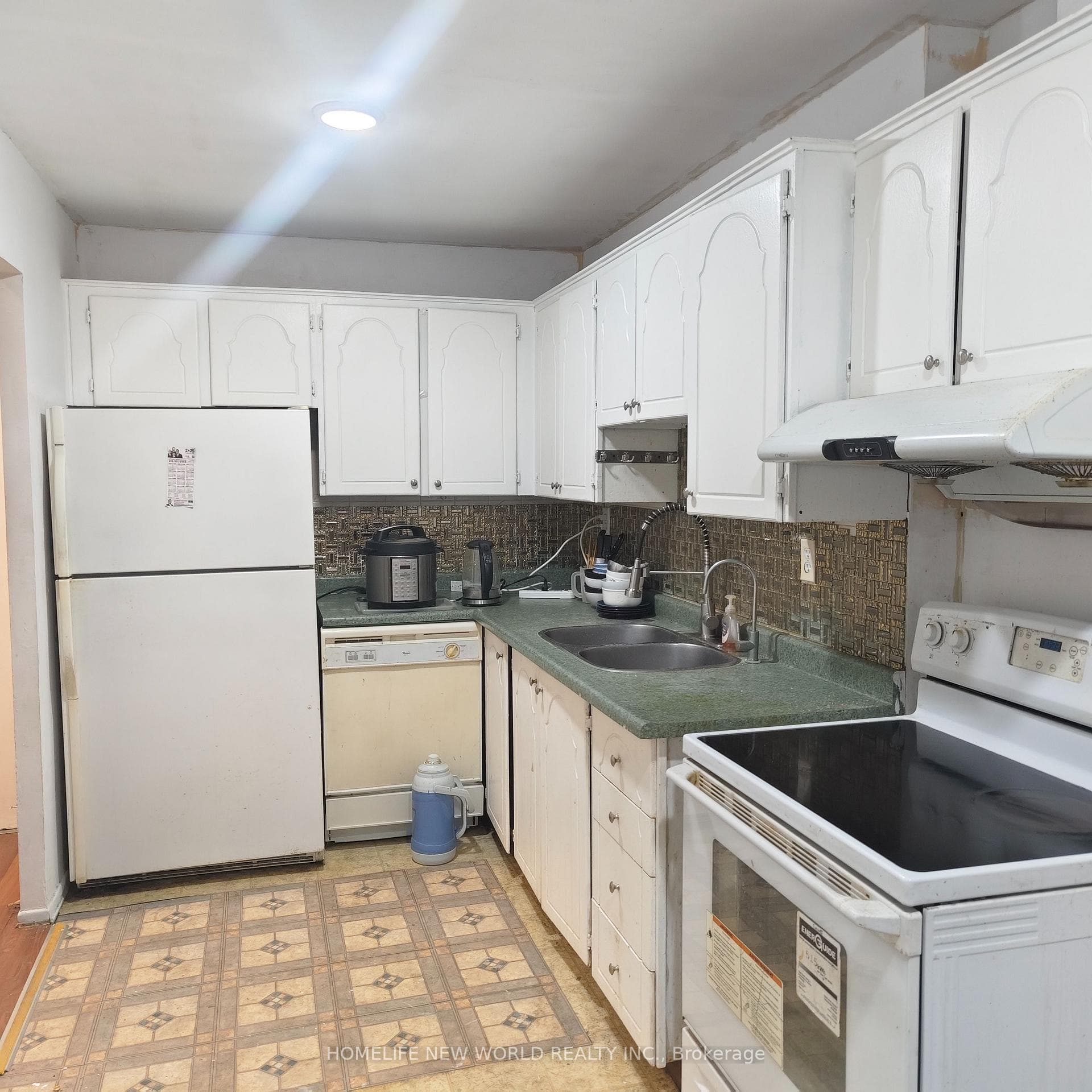 606- 4064 Lawrence Avenue — property photo
