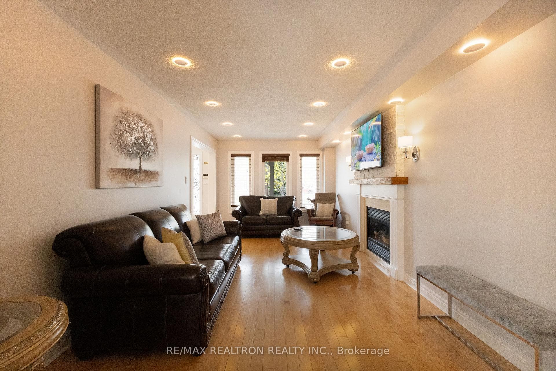 21 Watkins Glen Crescent — property photo