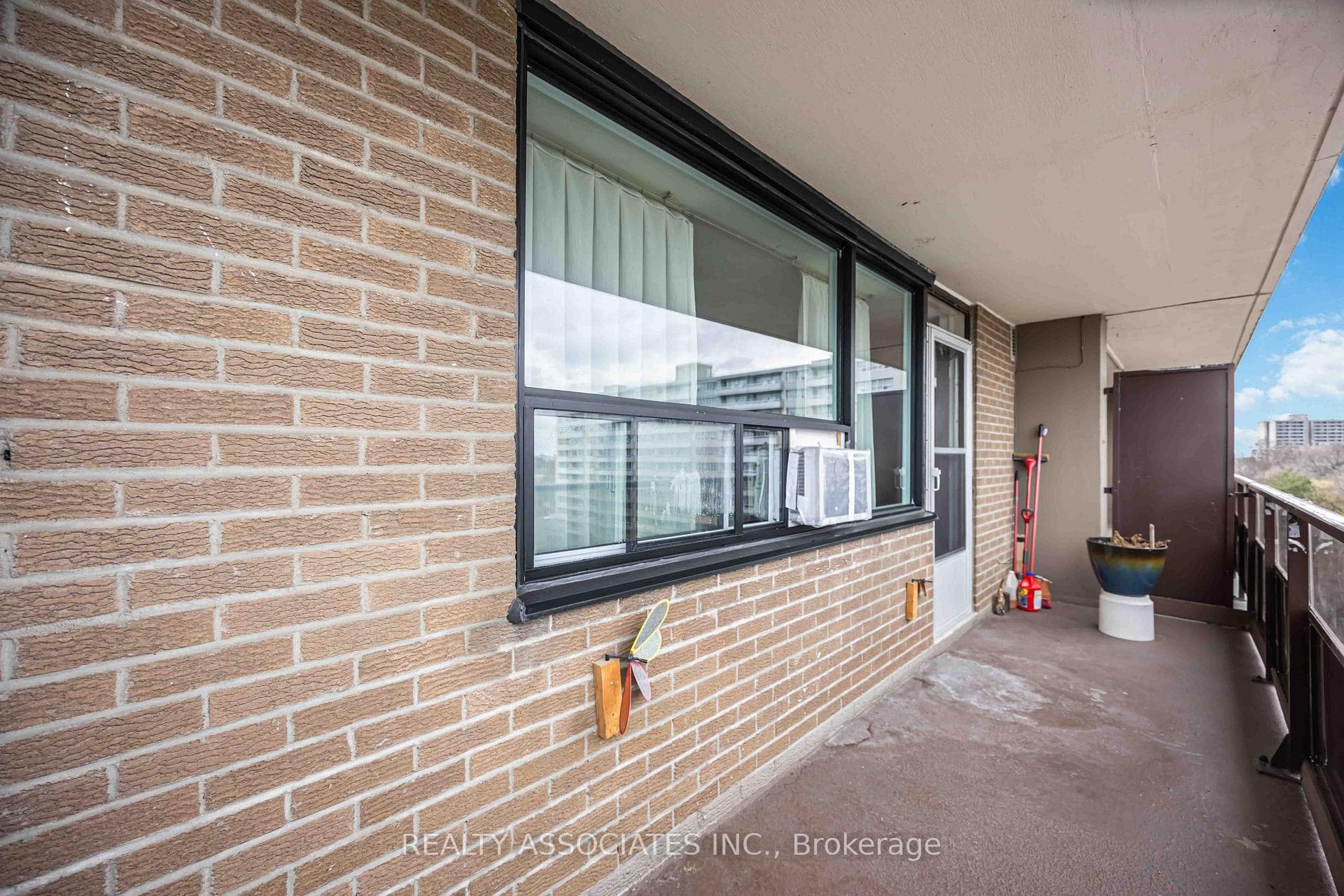 811- 180 Markham Road — property photo