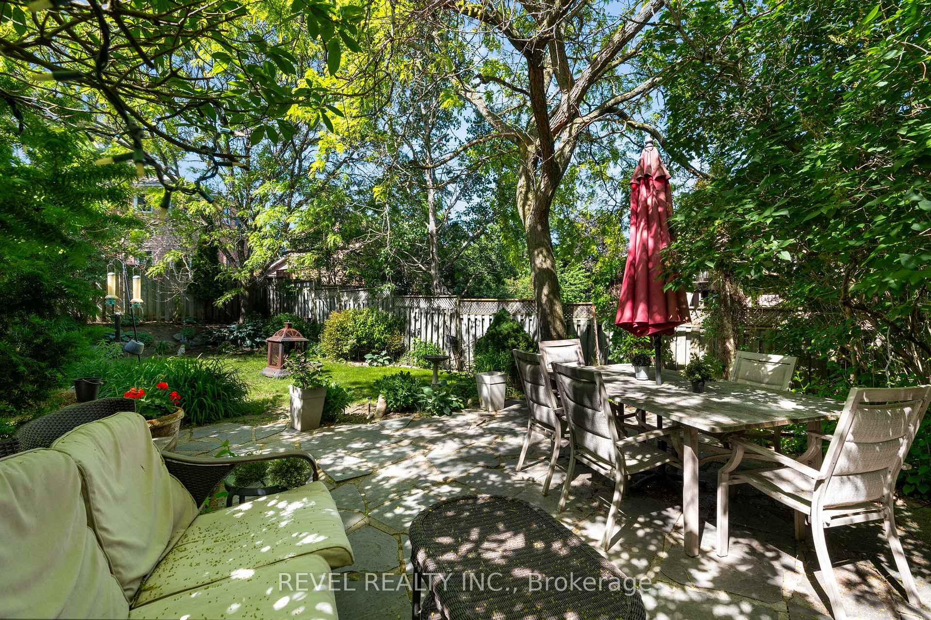33 Falling Brook Drive — property photo