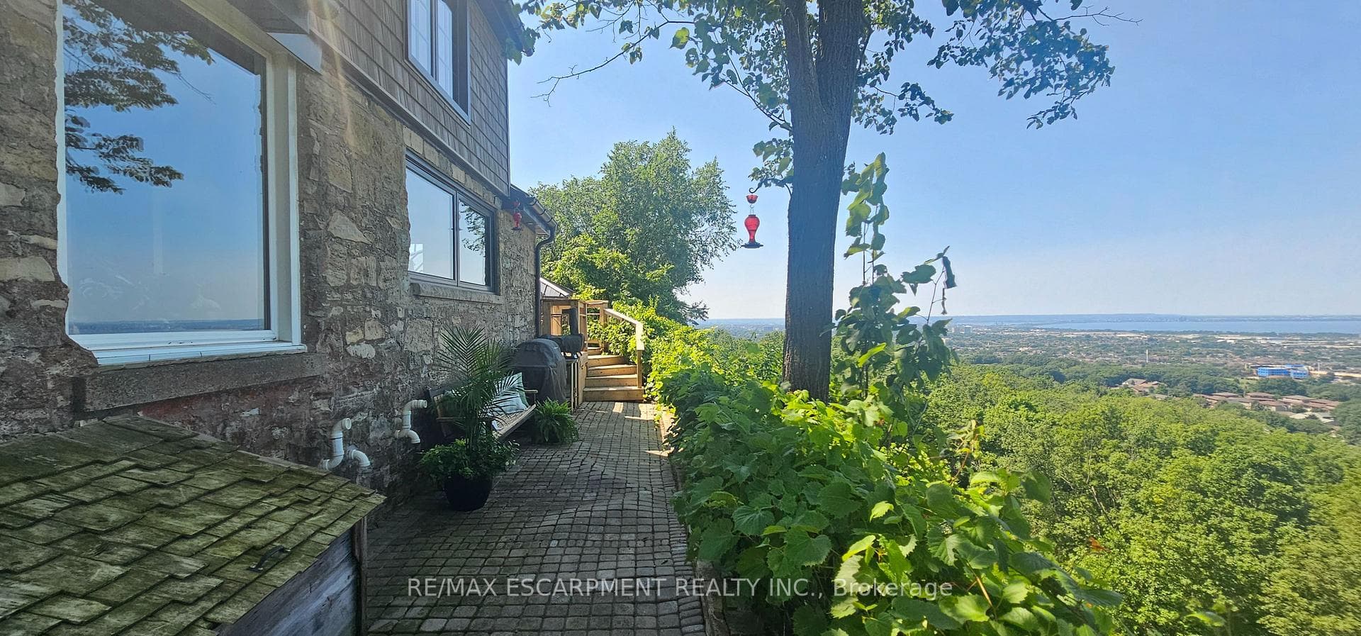 665 RIDGE Road — property photo