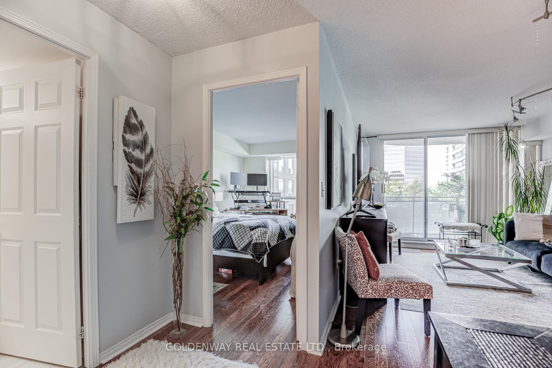 402- 18 Pemberton Avenue — property photo