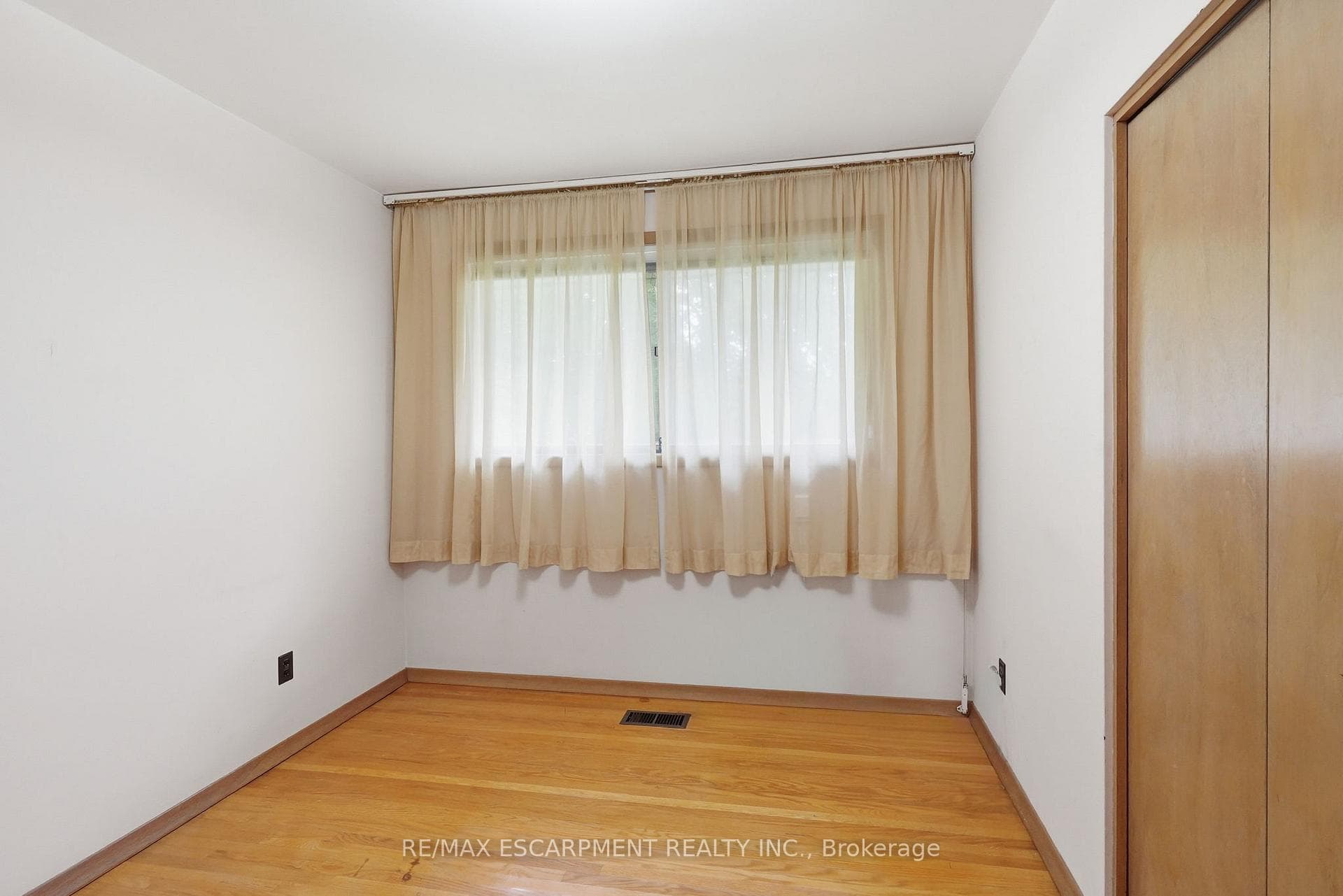 44 McDonald Court — property photo