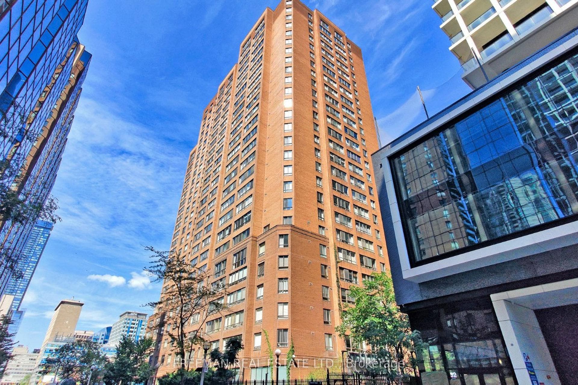 2405- 633 Bay Street — property photo