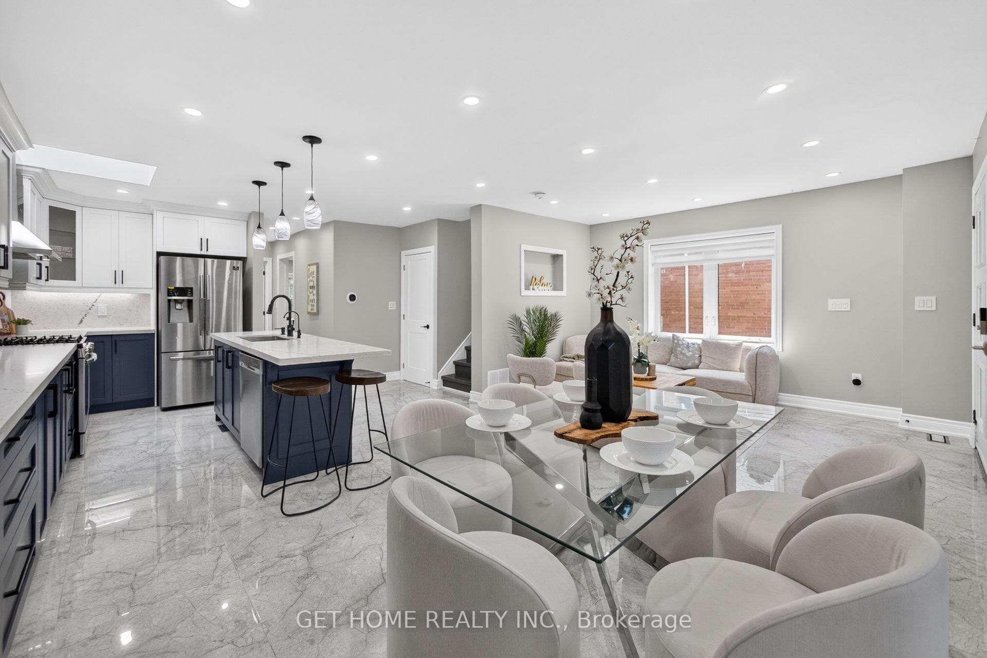 11 Twin Pauls Crescent — property photo