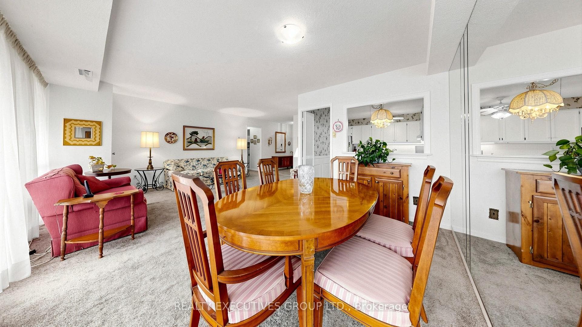 206- 8111 Yonge Street — property photo