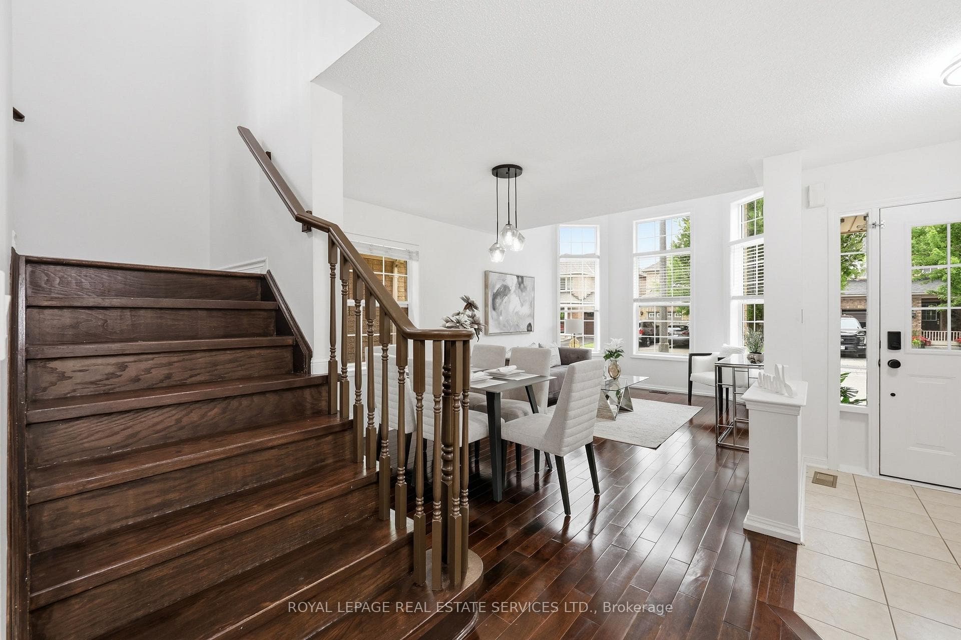 2382 Falkland Crescent — property photo