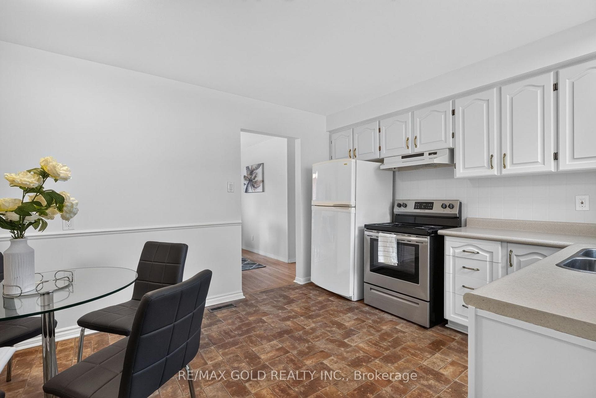 26 Deerfield Crescent — property photo