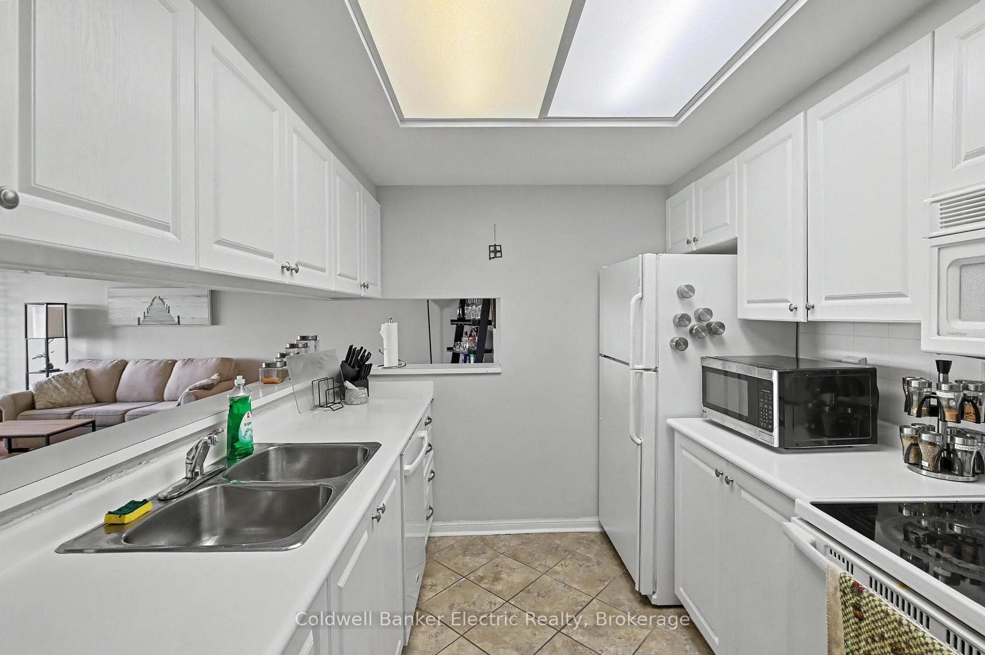 1011- 712 Rossland Road — property photo
