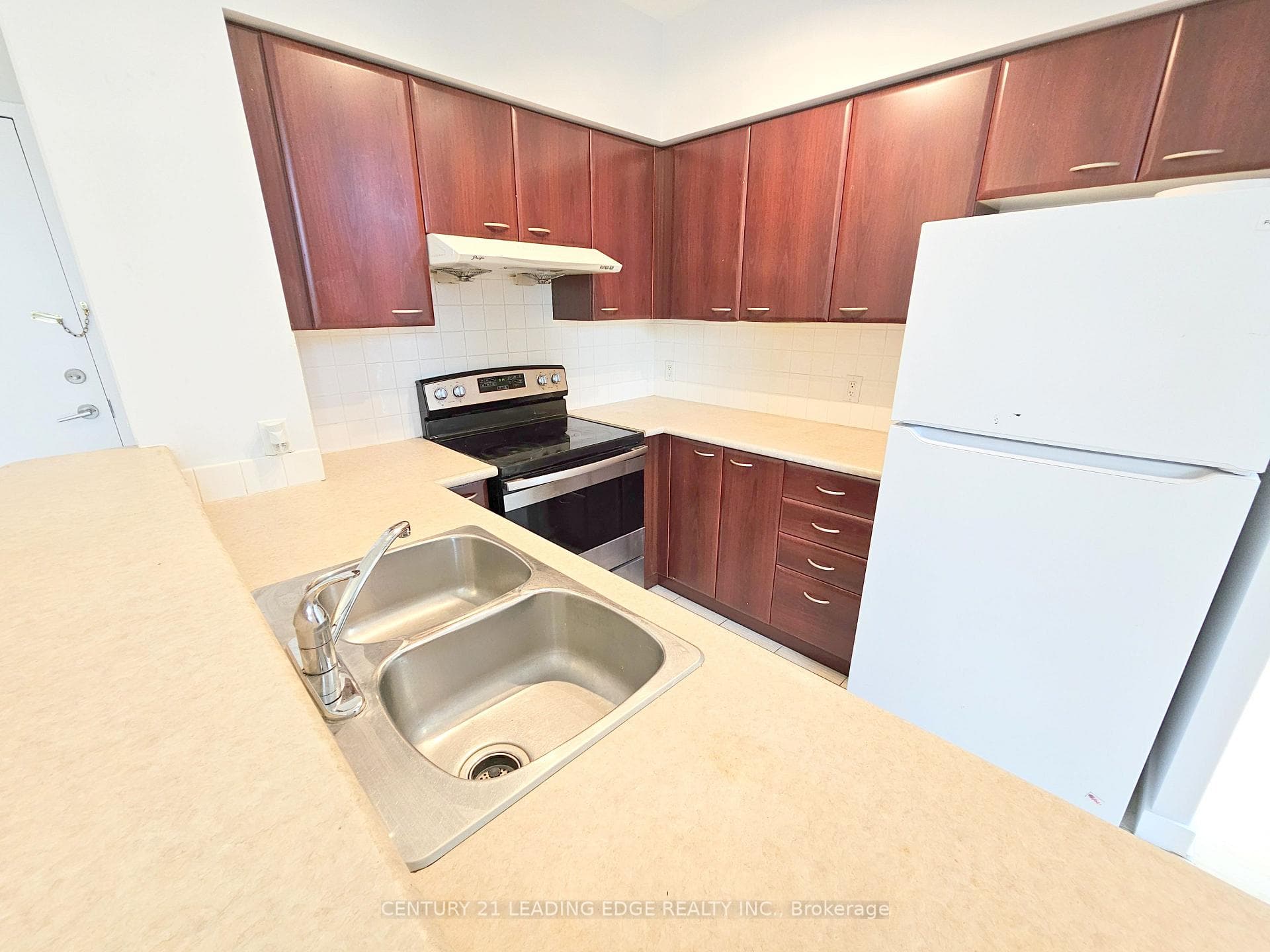 TH120- 38 Lee Centre Drive — property photo